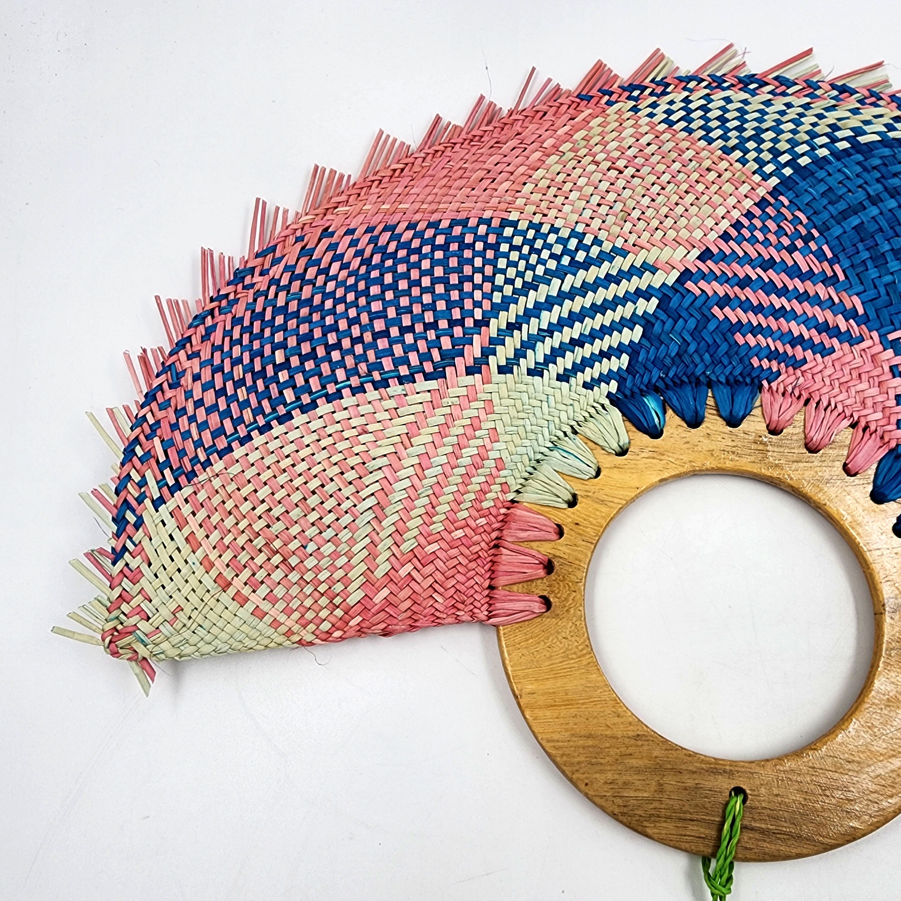Abanico jipijapa grande colores con madera de tzalam