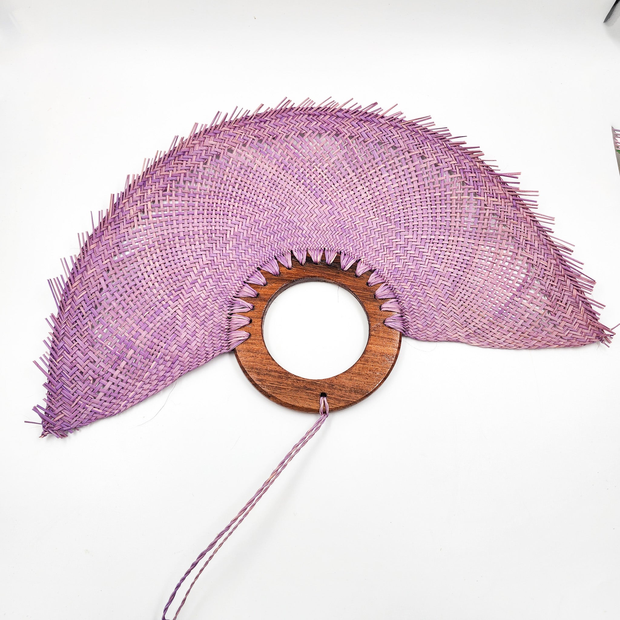 Abanico artesanal de jipijapa con tinte natural