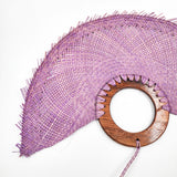 Abanico artesanal de jipijapa con tinte natural