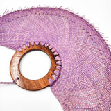 Abanico artesanal de jipijapa con tinte natural