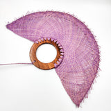 Abanico artesanal de jipijapa con tinte natural