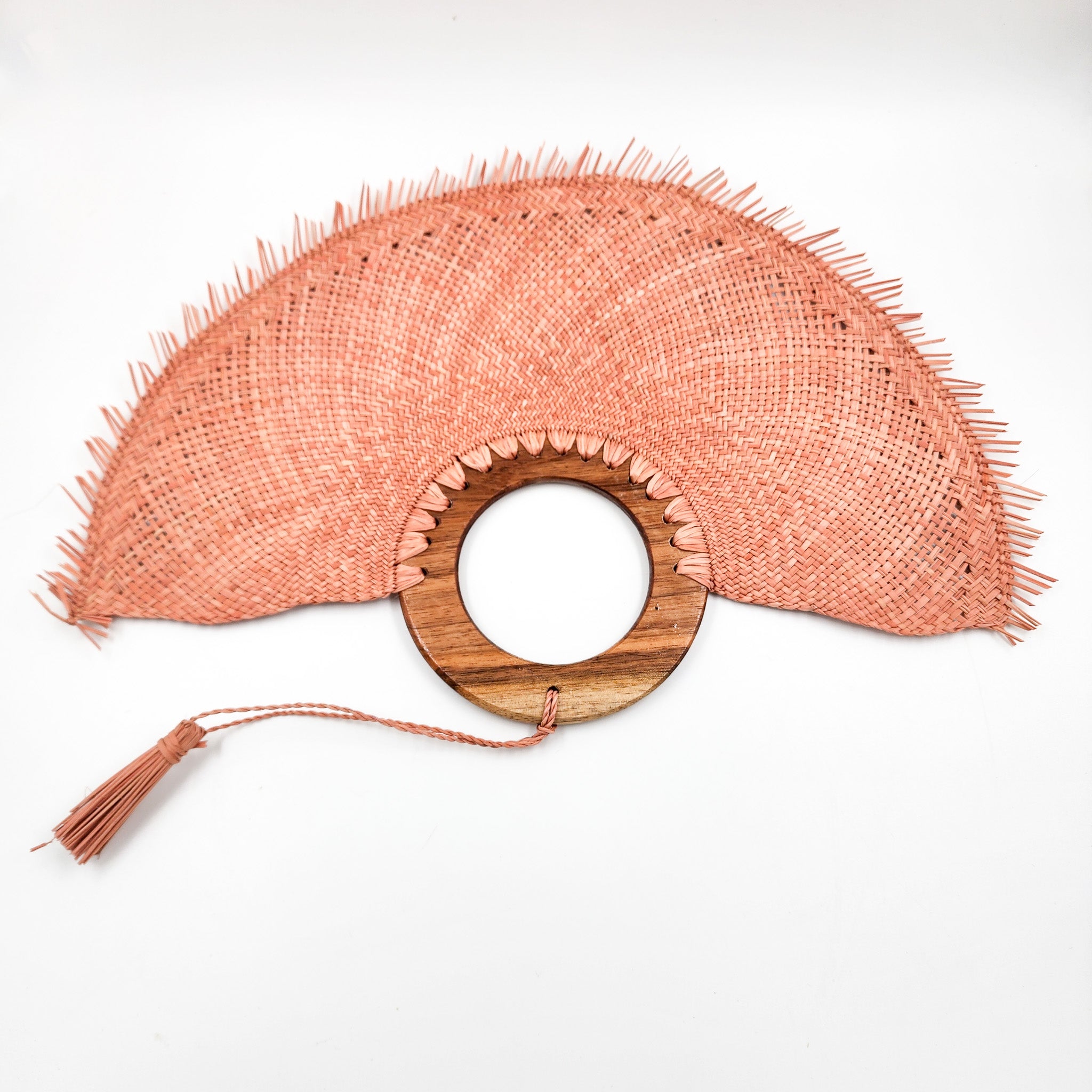 Abanico artesanal de jipijapa con tinte natural