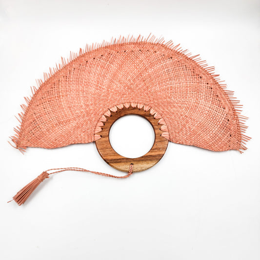 Abanico artesanal de jipijapa con tinte natural