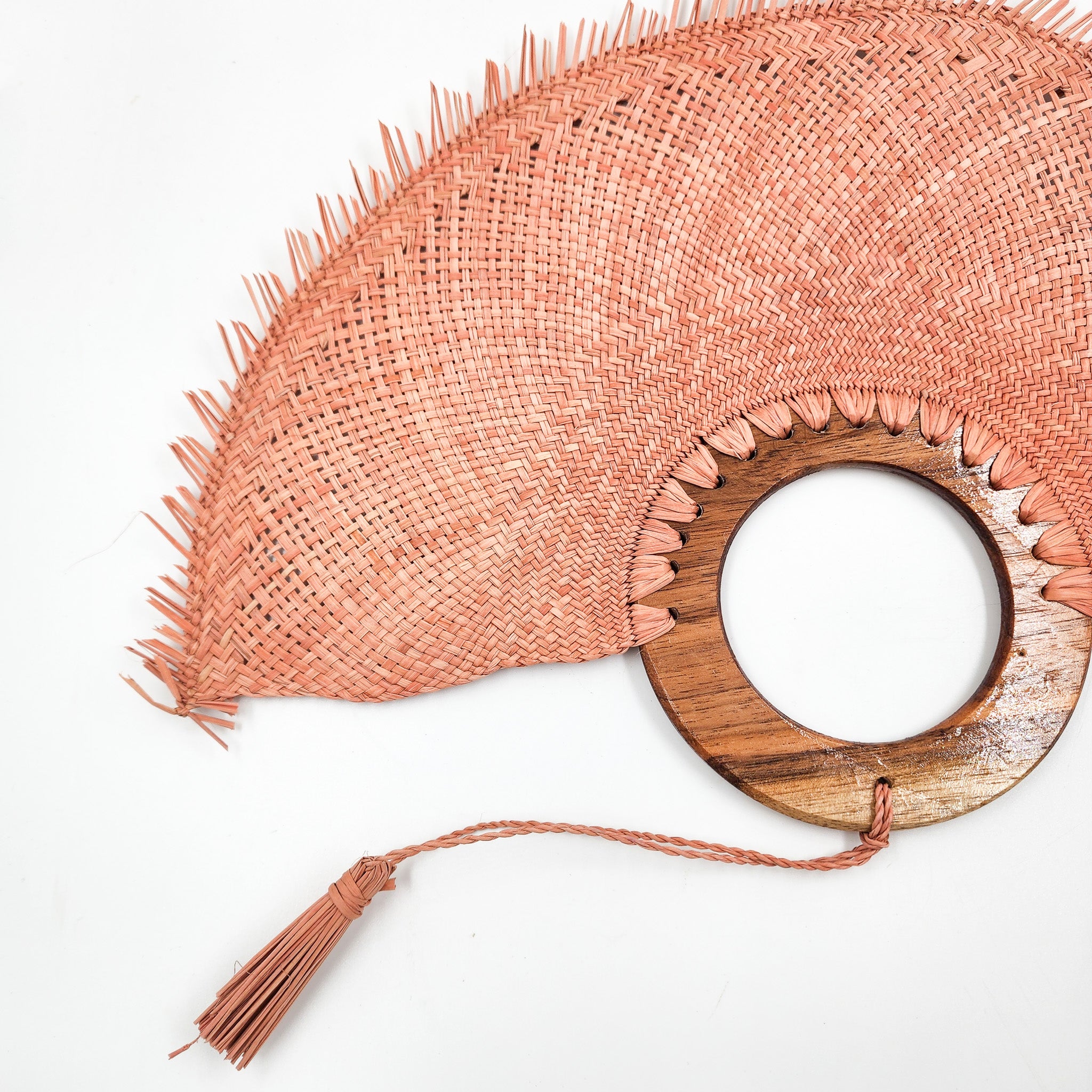 Abanico artesanal de jipijapa con tinte natural