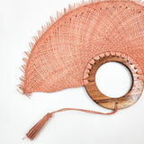 Abanico artesanal de jipijapa con tinte natural