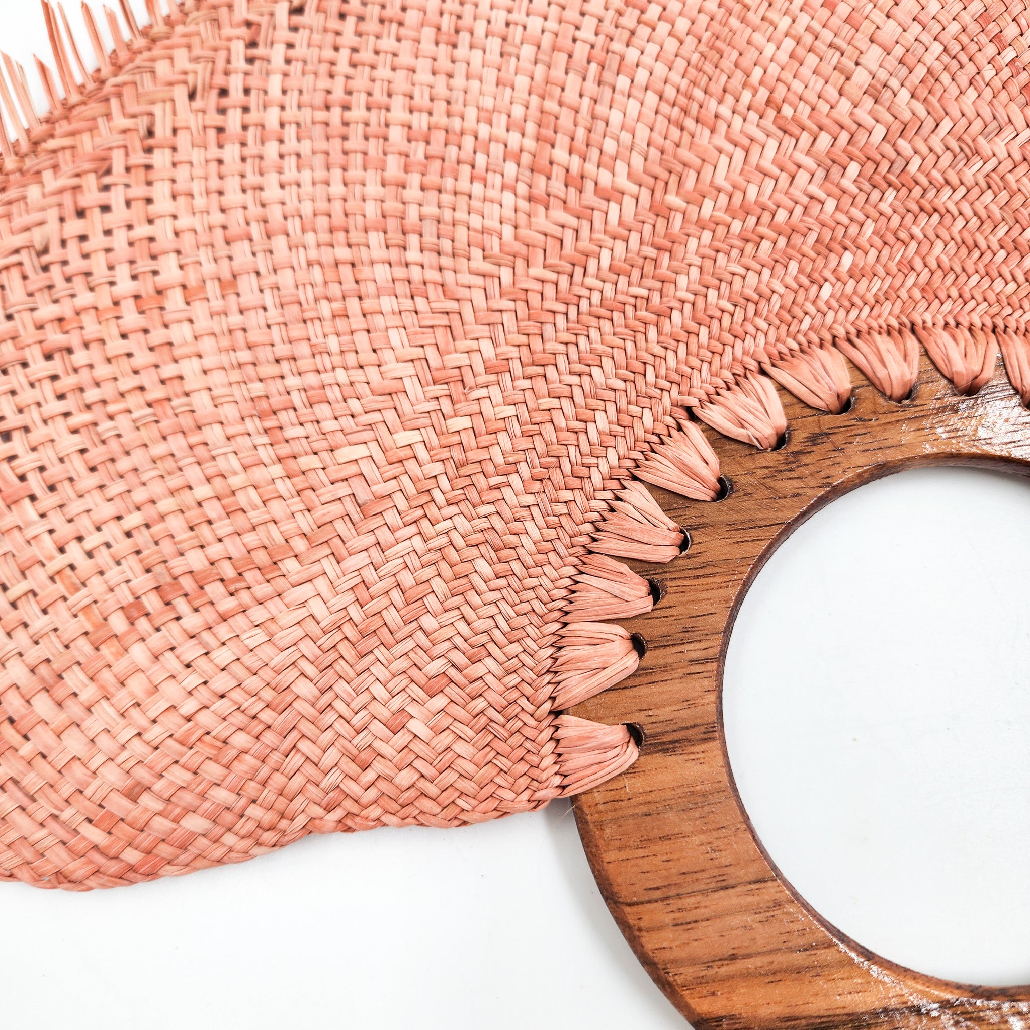 Abanico artesanal de jipijapa con tinte natural