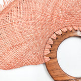 Abanico artesanal de jipijapa con tinte natural