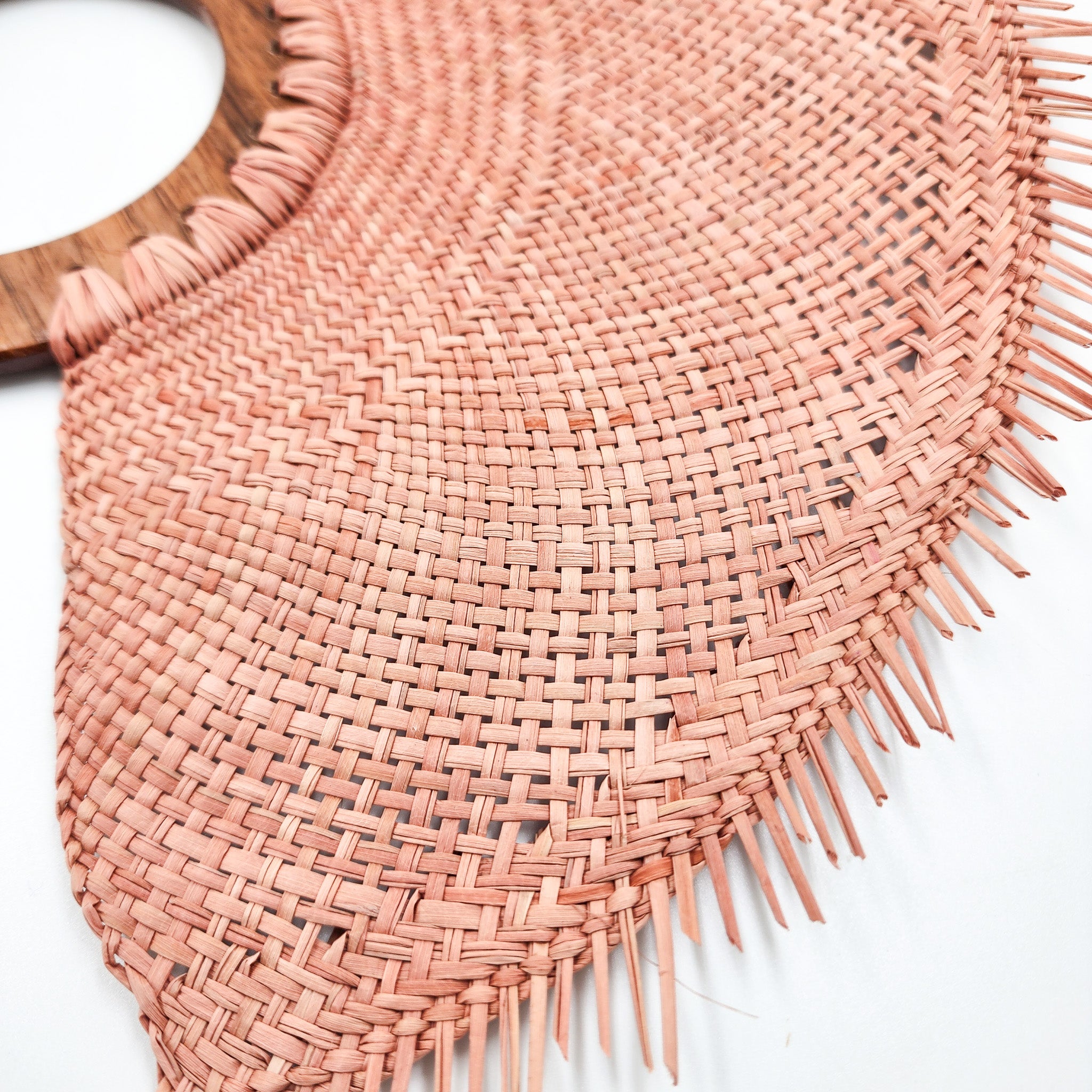 Abanico artesanal de jipijapa con tinte natural