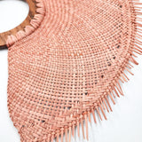 Abanico artesanal de jipijapa con tinte natural