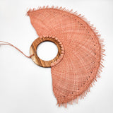 Abanico artesanal de jipijapa con tinte natural