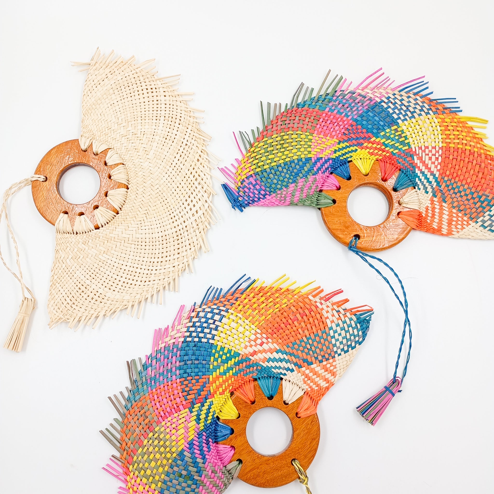 Abanico chico de jipijapa multicolor con madera de tzalam