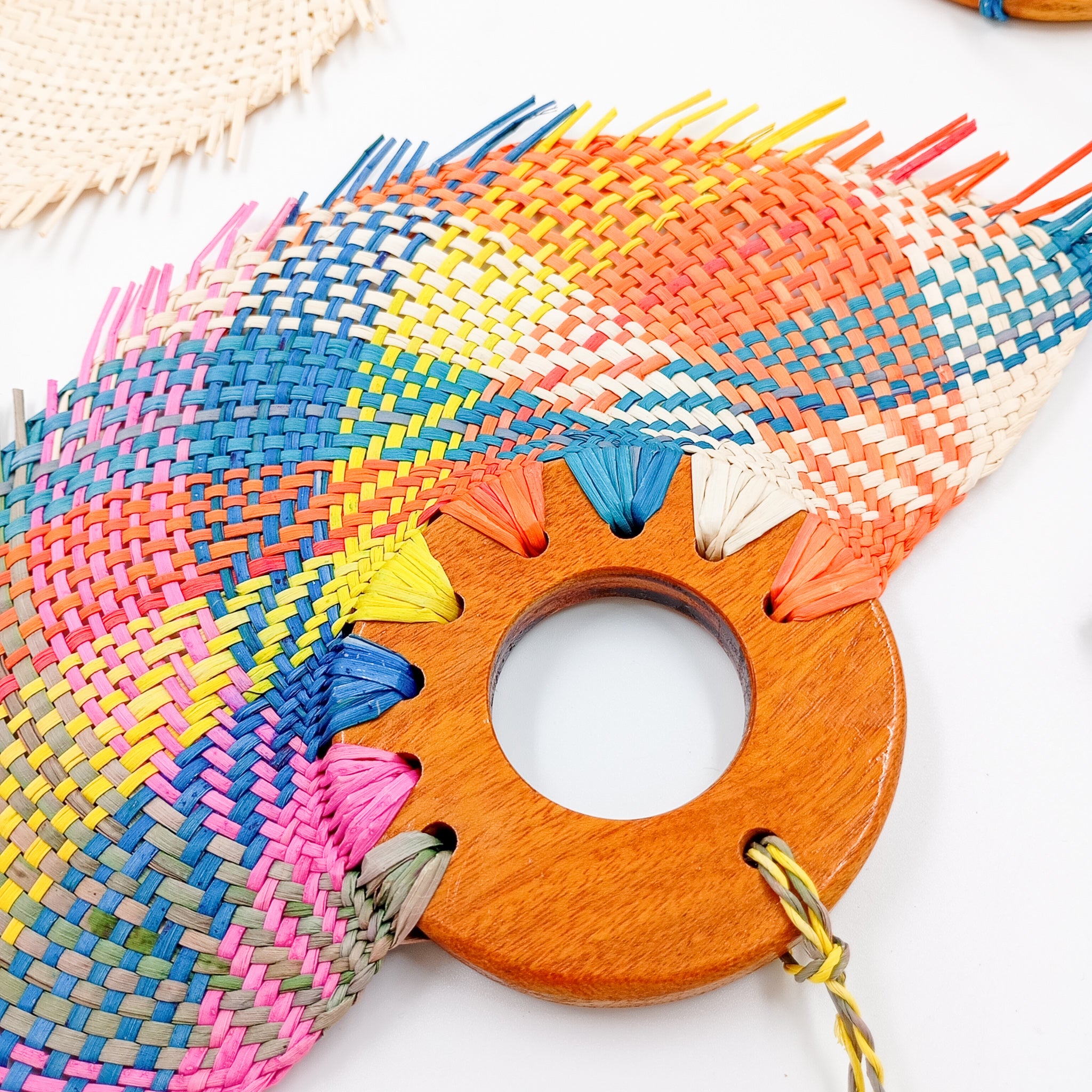 Abanico chico de jipijapa multicolor con madera de tzalam