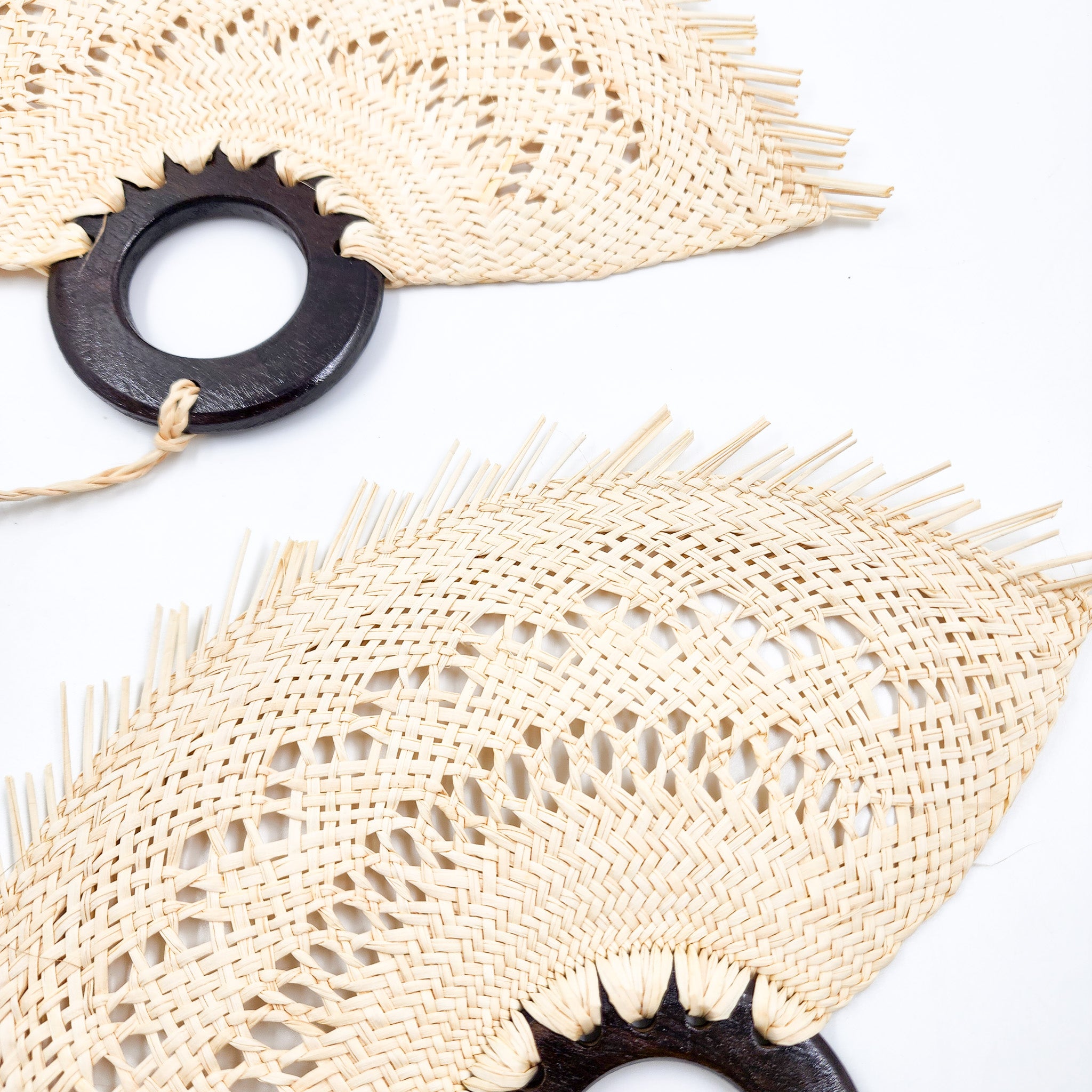 Abanico chico de jipijapa calado - color natural con madera de tzalam