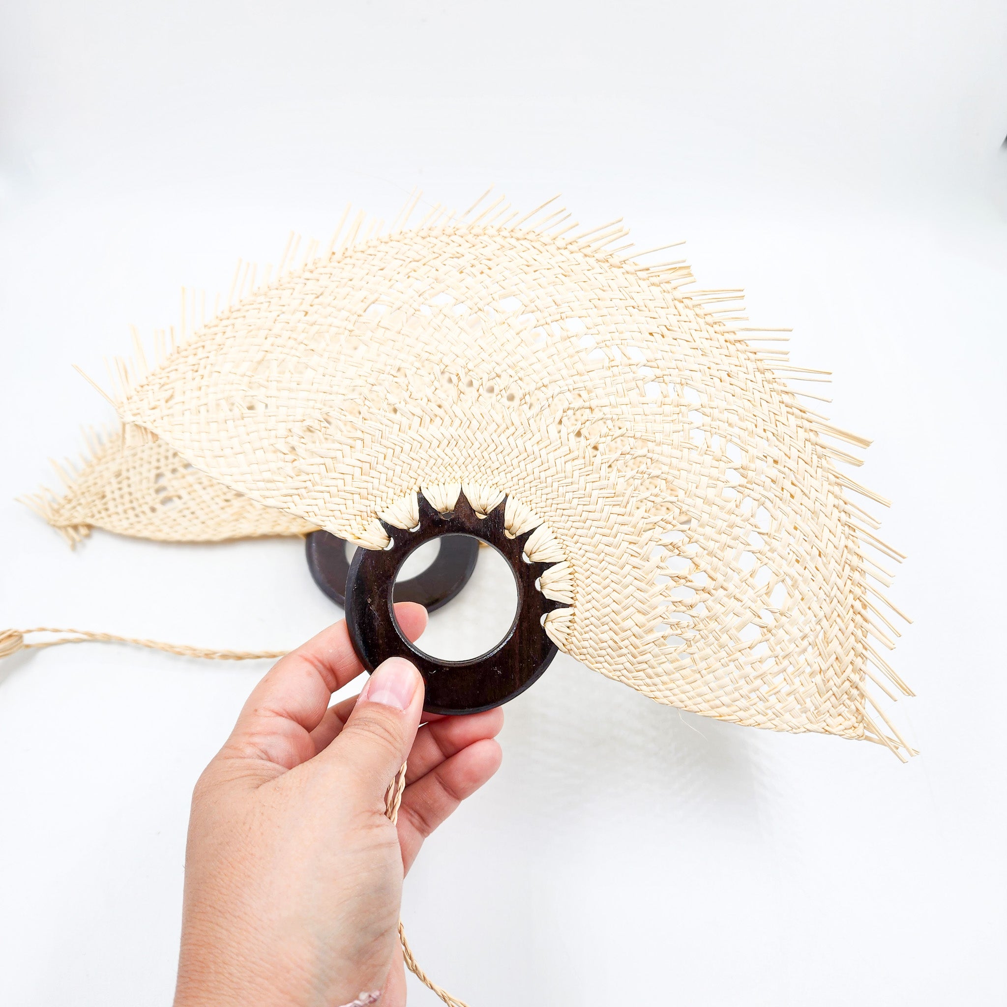 Abanico chico de jipijapa calado - color natural con madera de tzalam