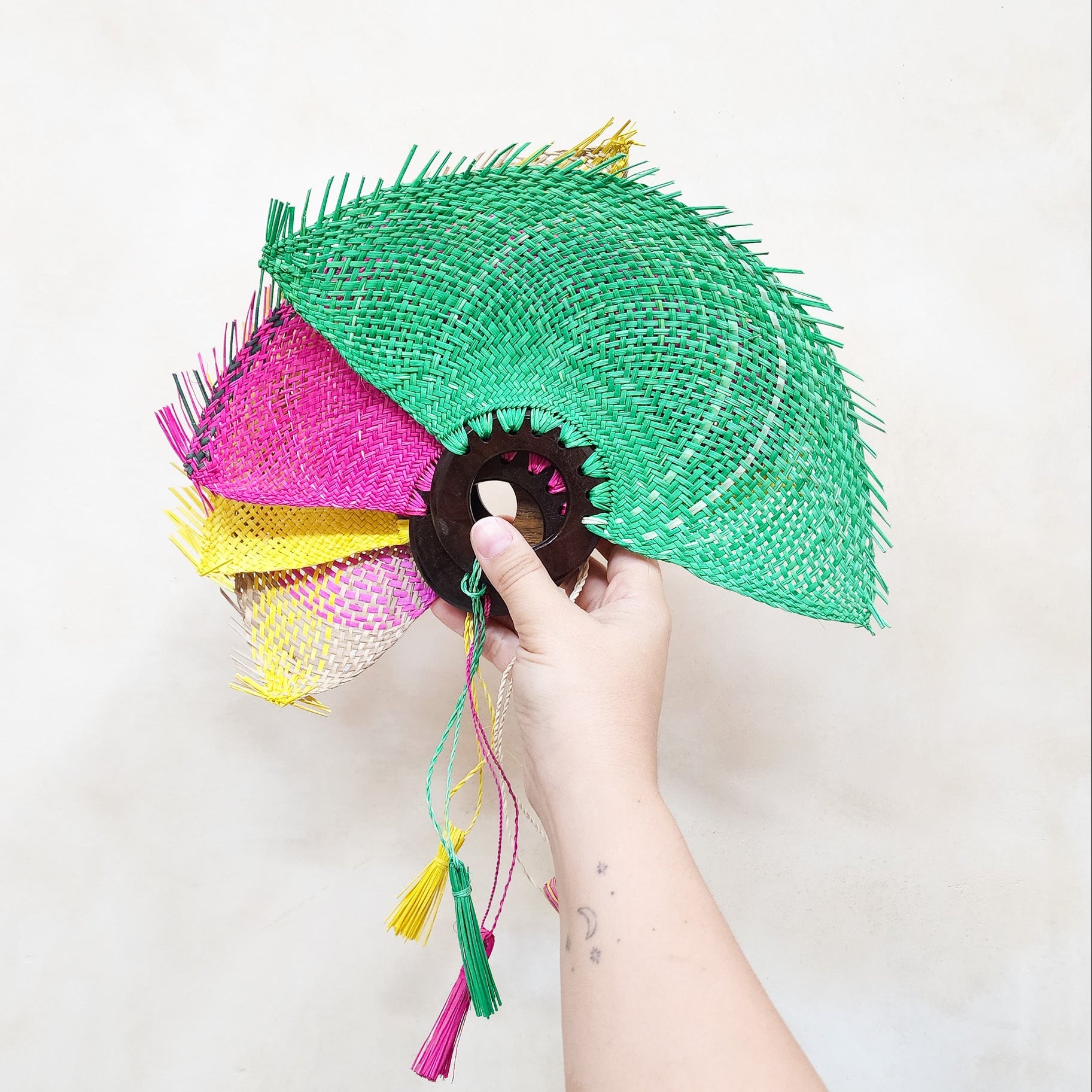 Abanico jipijapa chico con mango de madera de tzalam