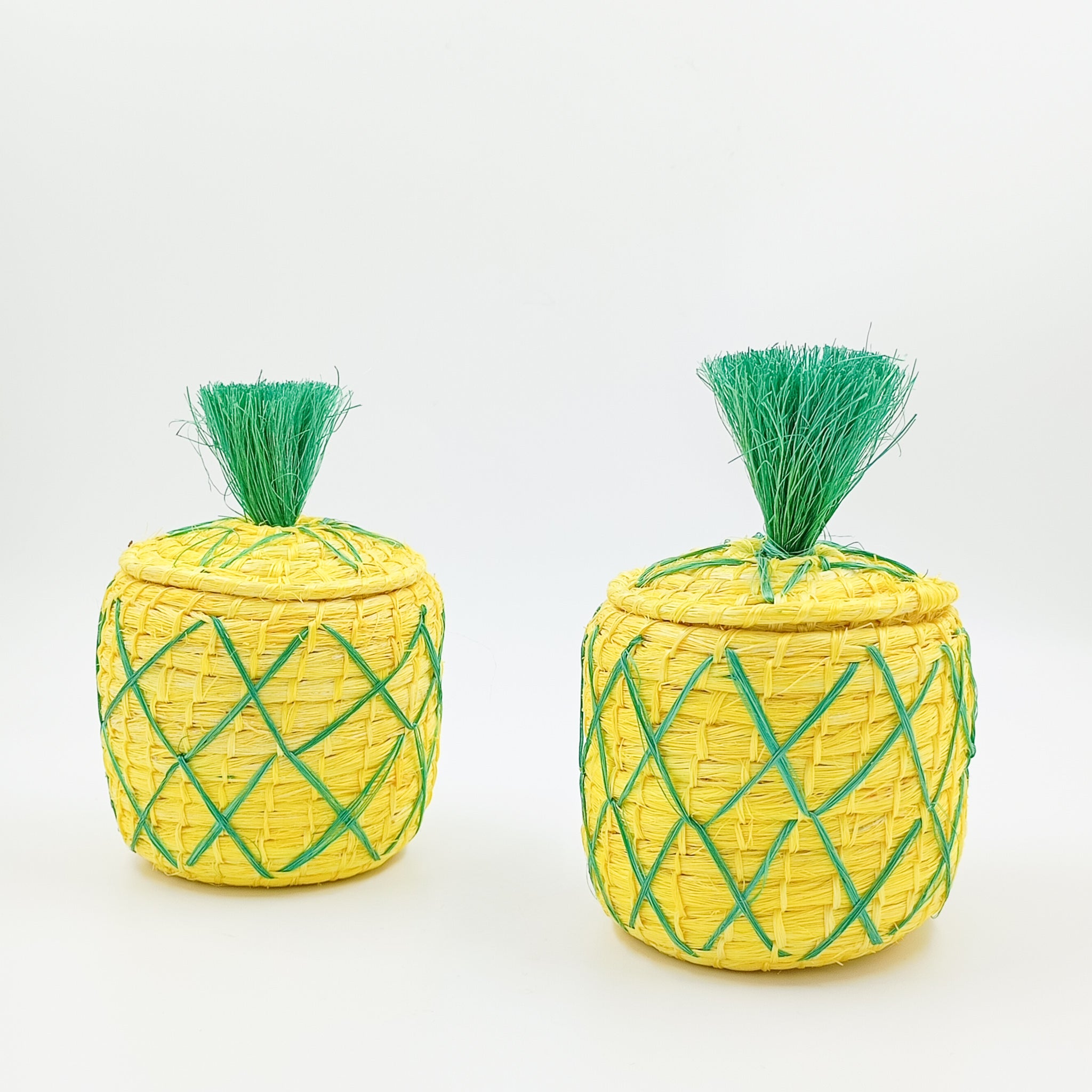 Alajero artesanal en forma de piña tejido en henequén