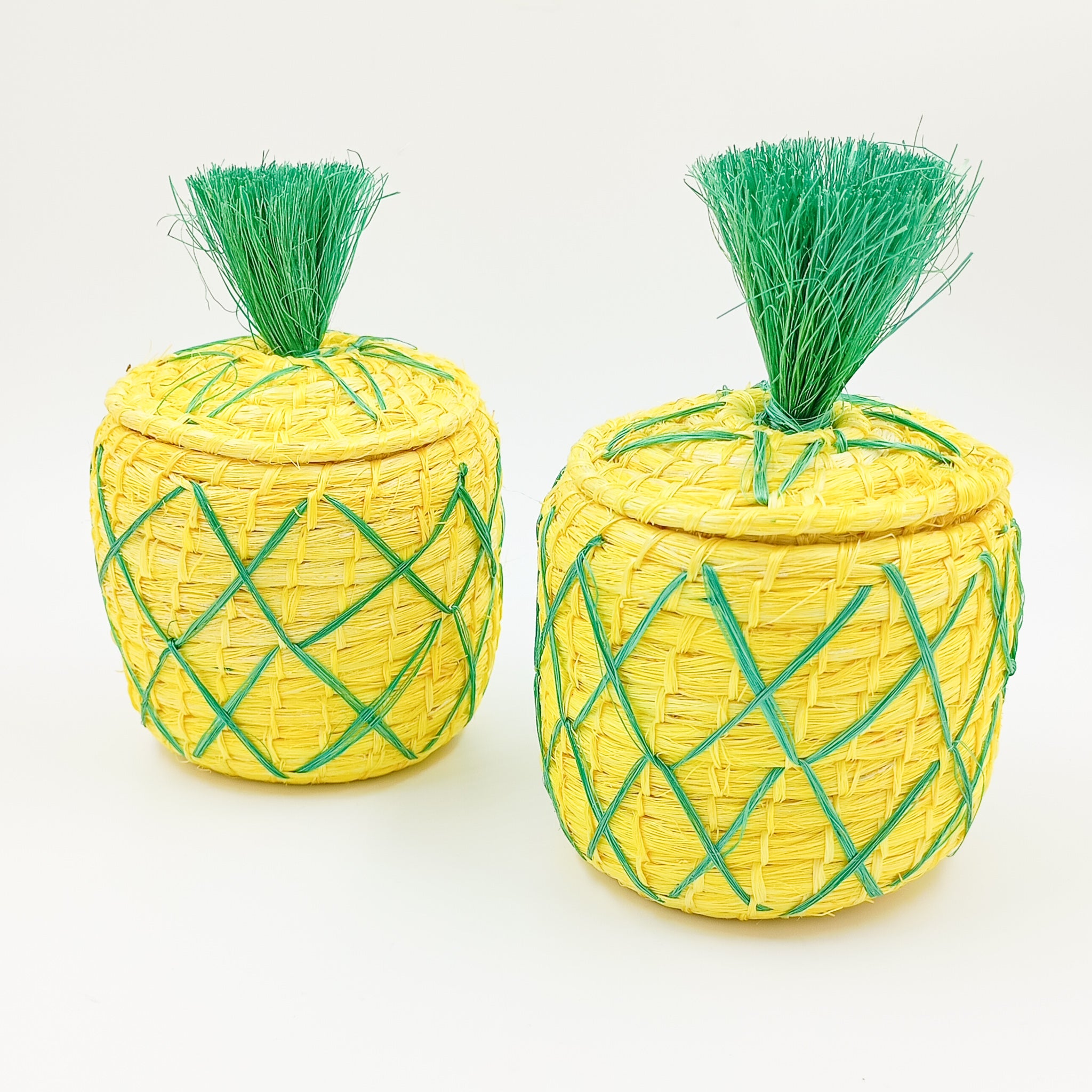 Alajero artesanal en forma de piña tejido en henequén