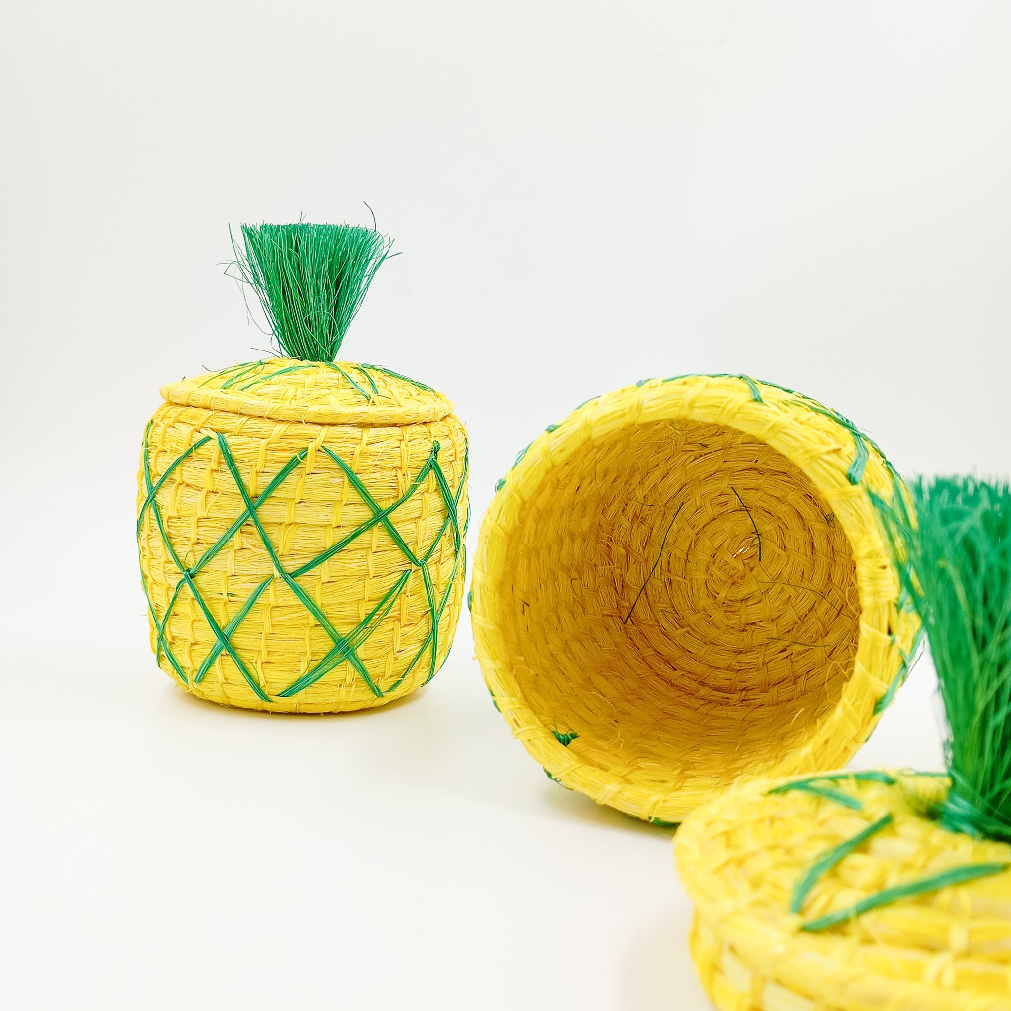 Alajero artesanal en forma de piña tejido en henequén