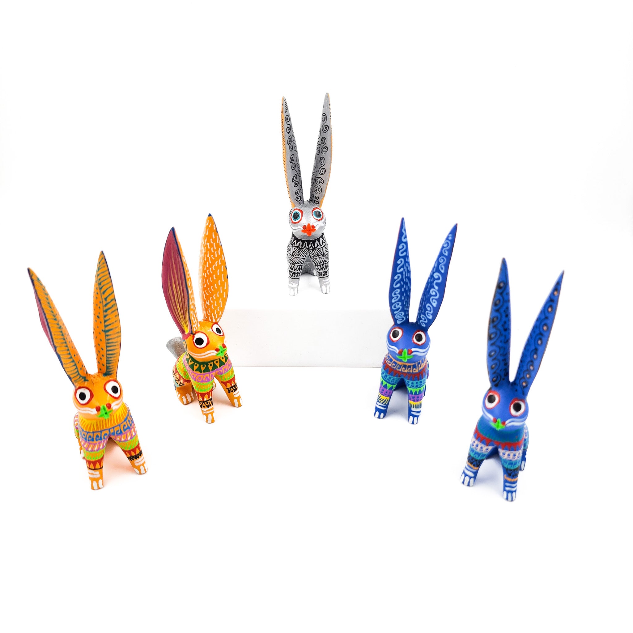 Conejo tallado en madera