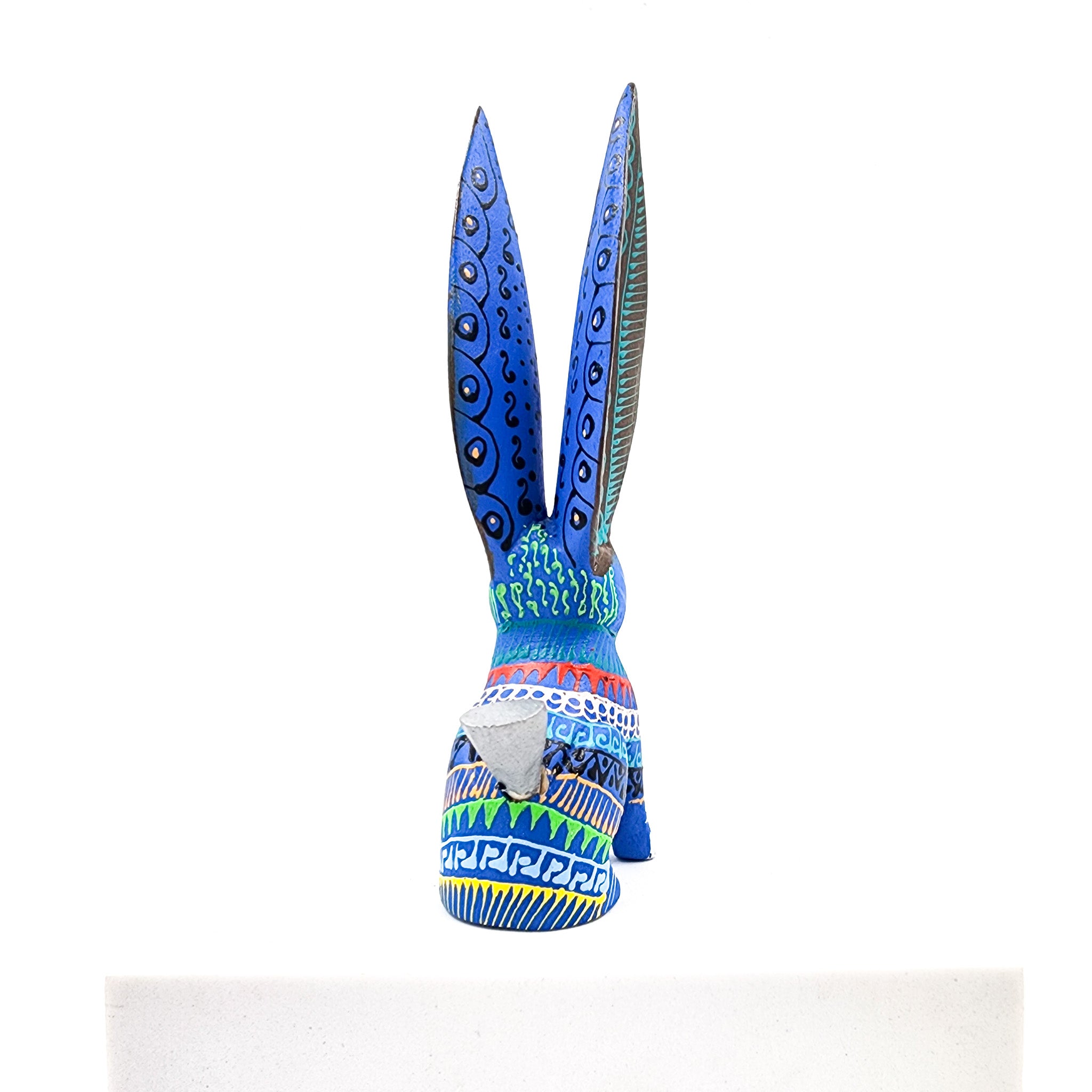 Conejo tallado en madera