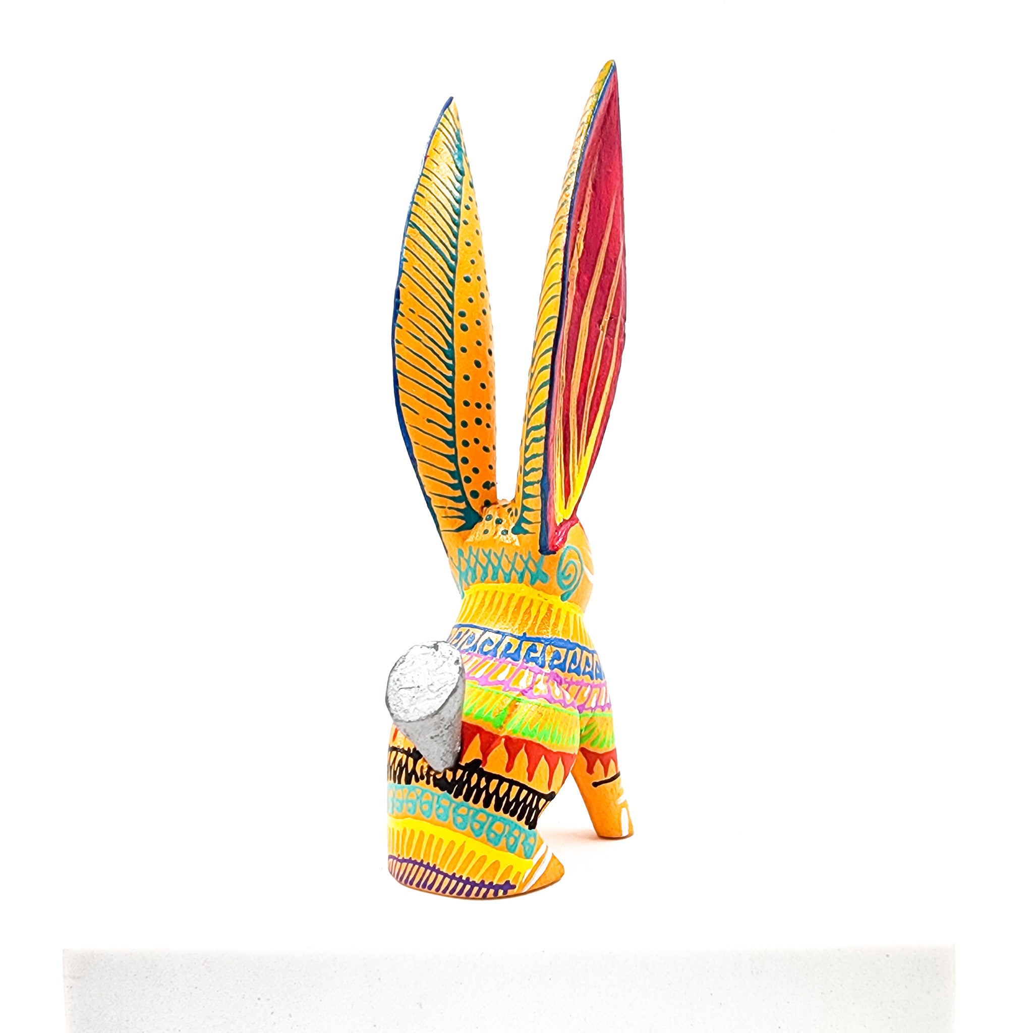 Conejo tallado en madera