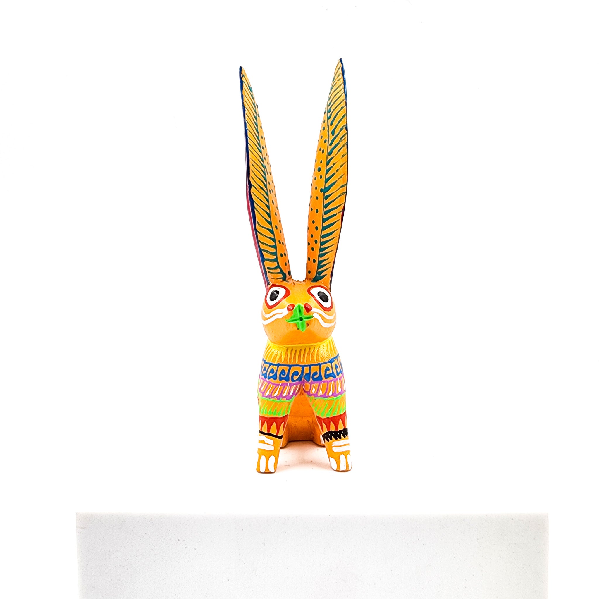 Conejo tallado en madera