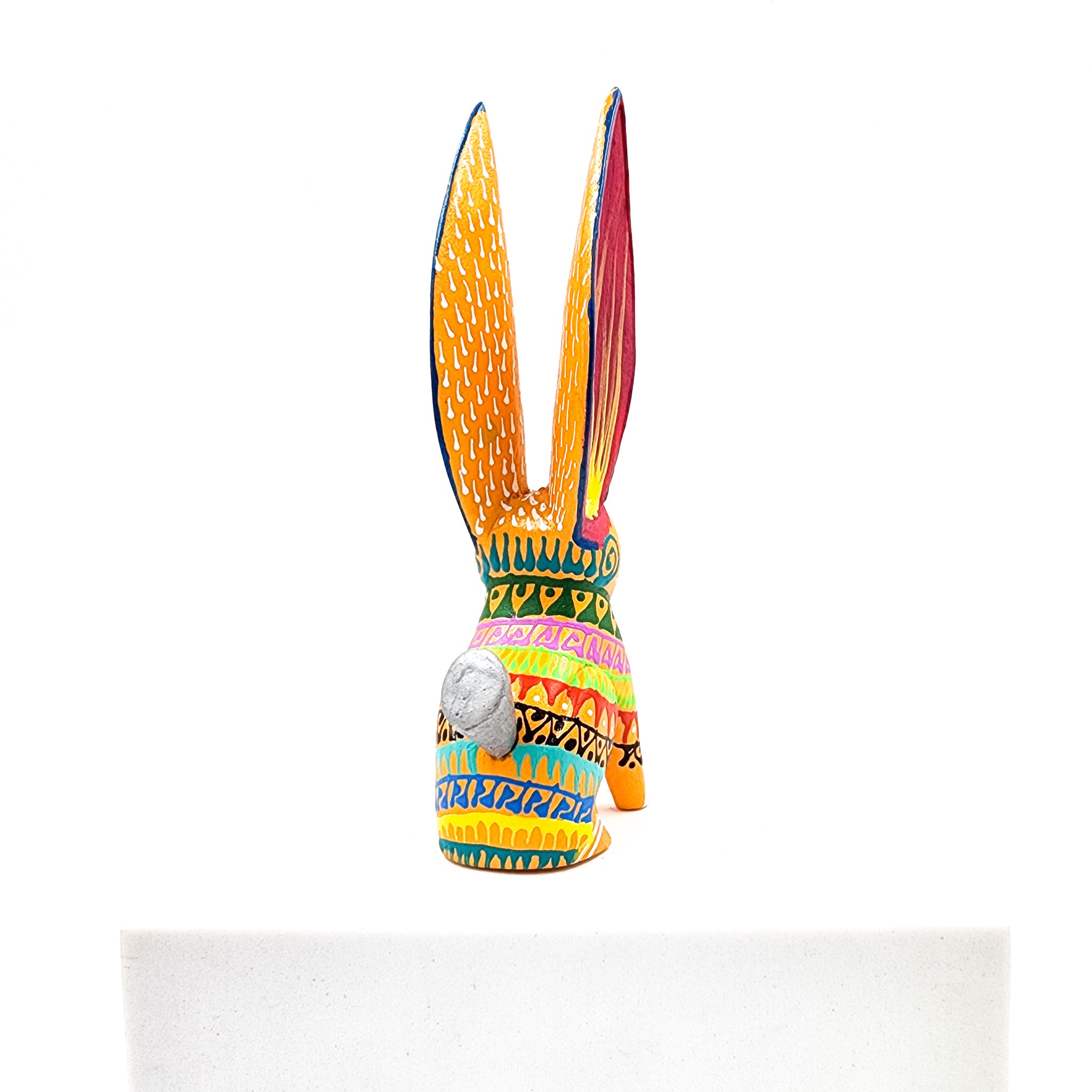 Conejo tallado en madera