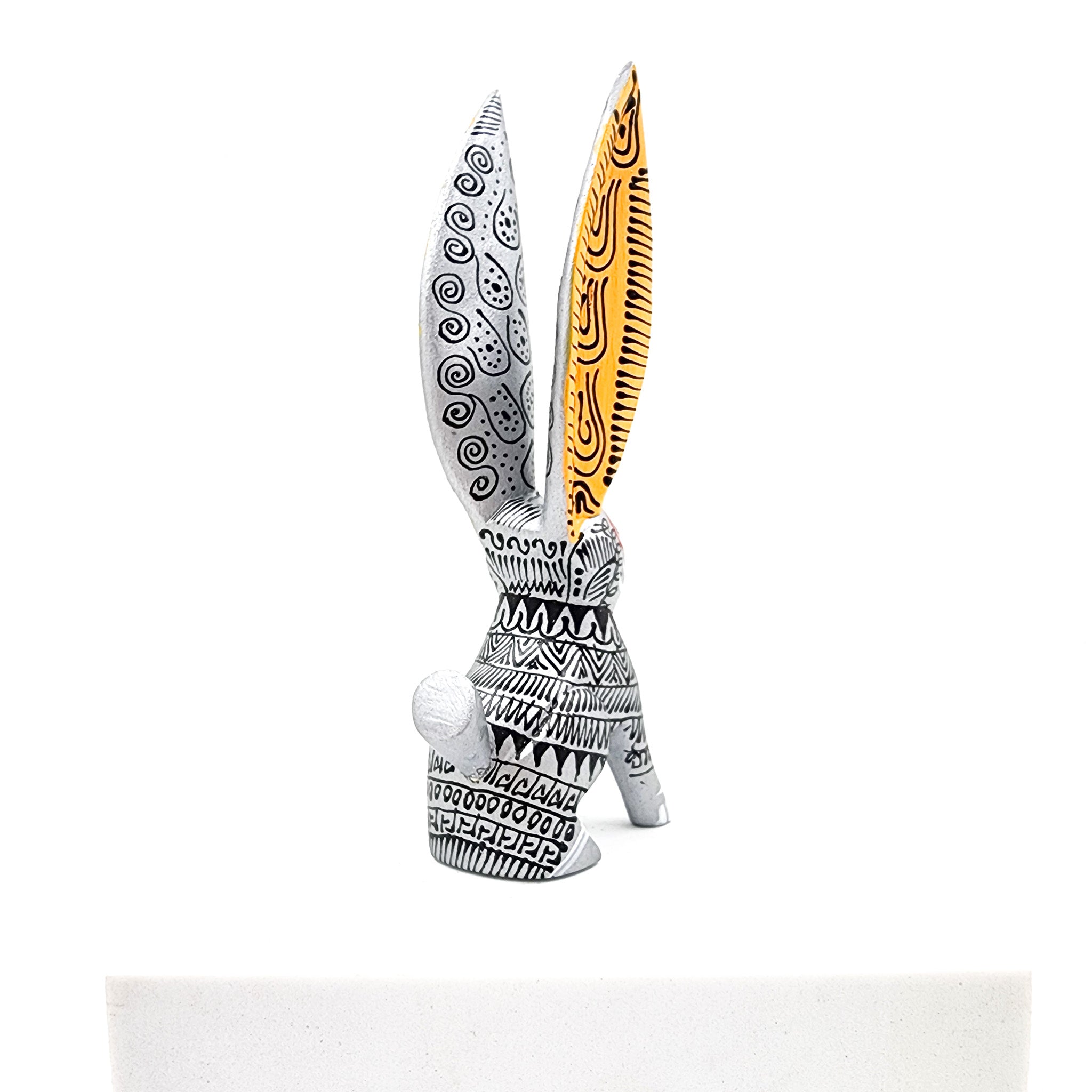 Conejo tallado en madera