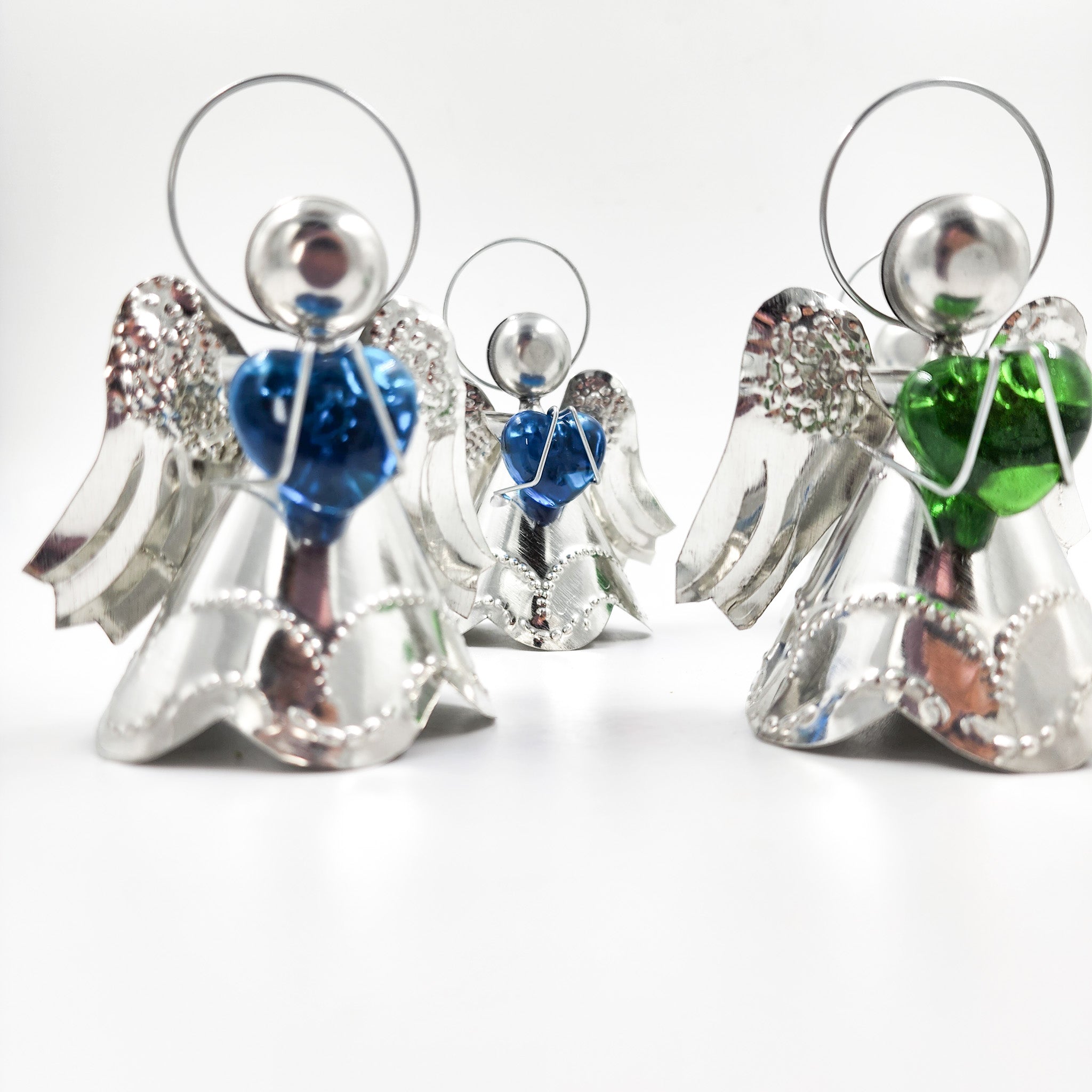 Angelitos de hojalata con corazón de vidrio soplado