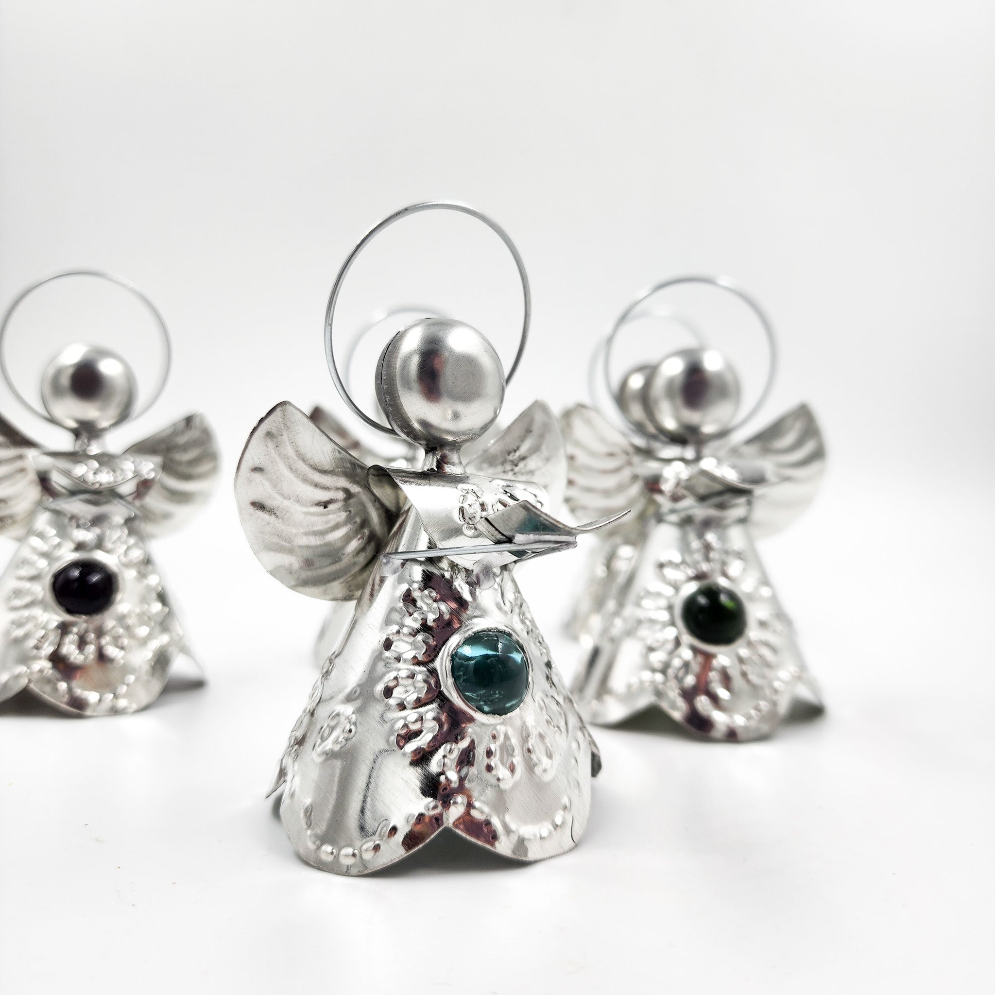 Angelitos de hojalata con canica de vidrio