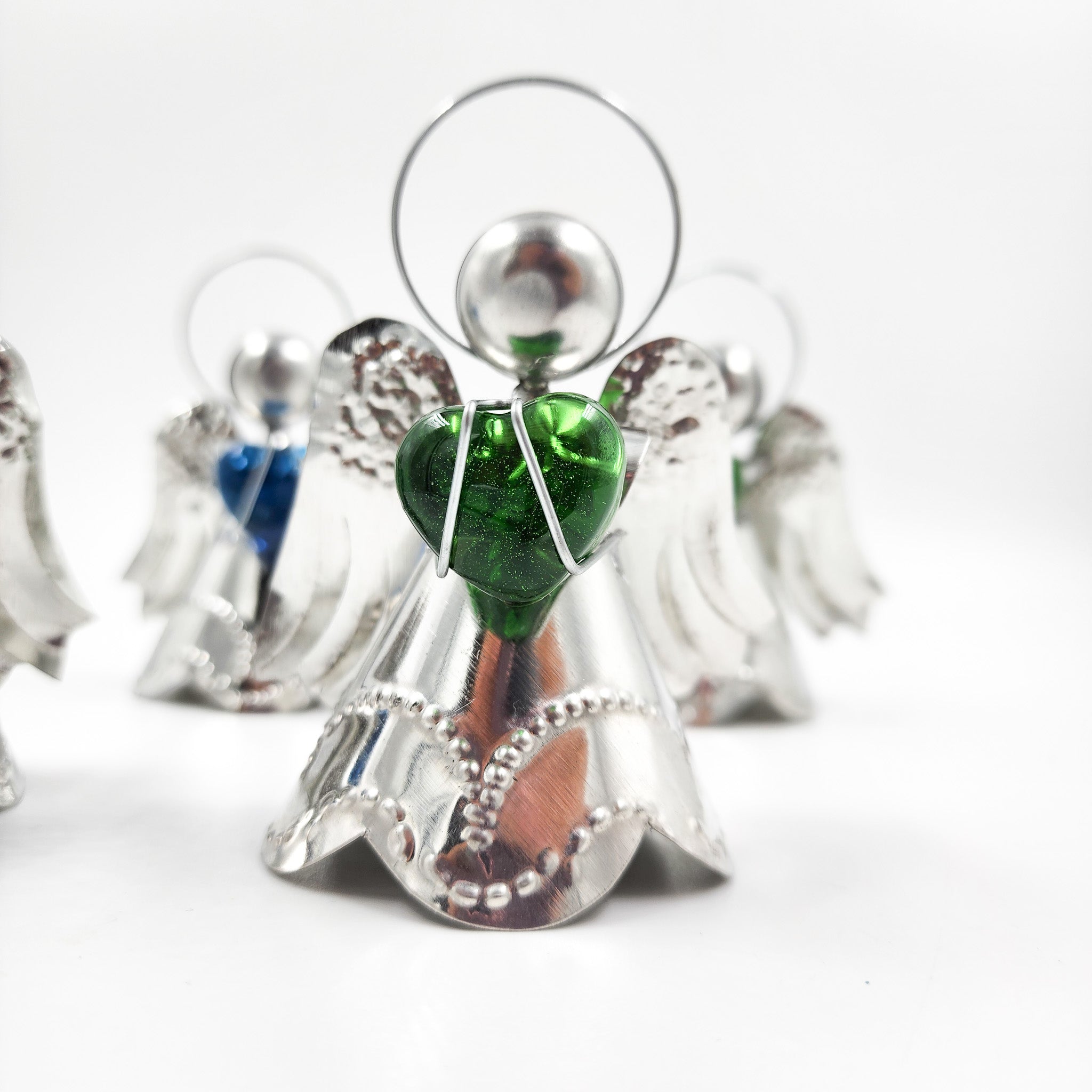 Angelitos de hojalata con corazón de vidrio soplado