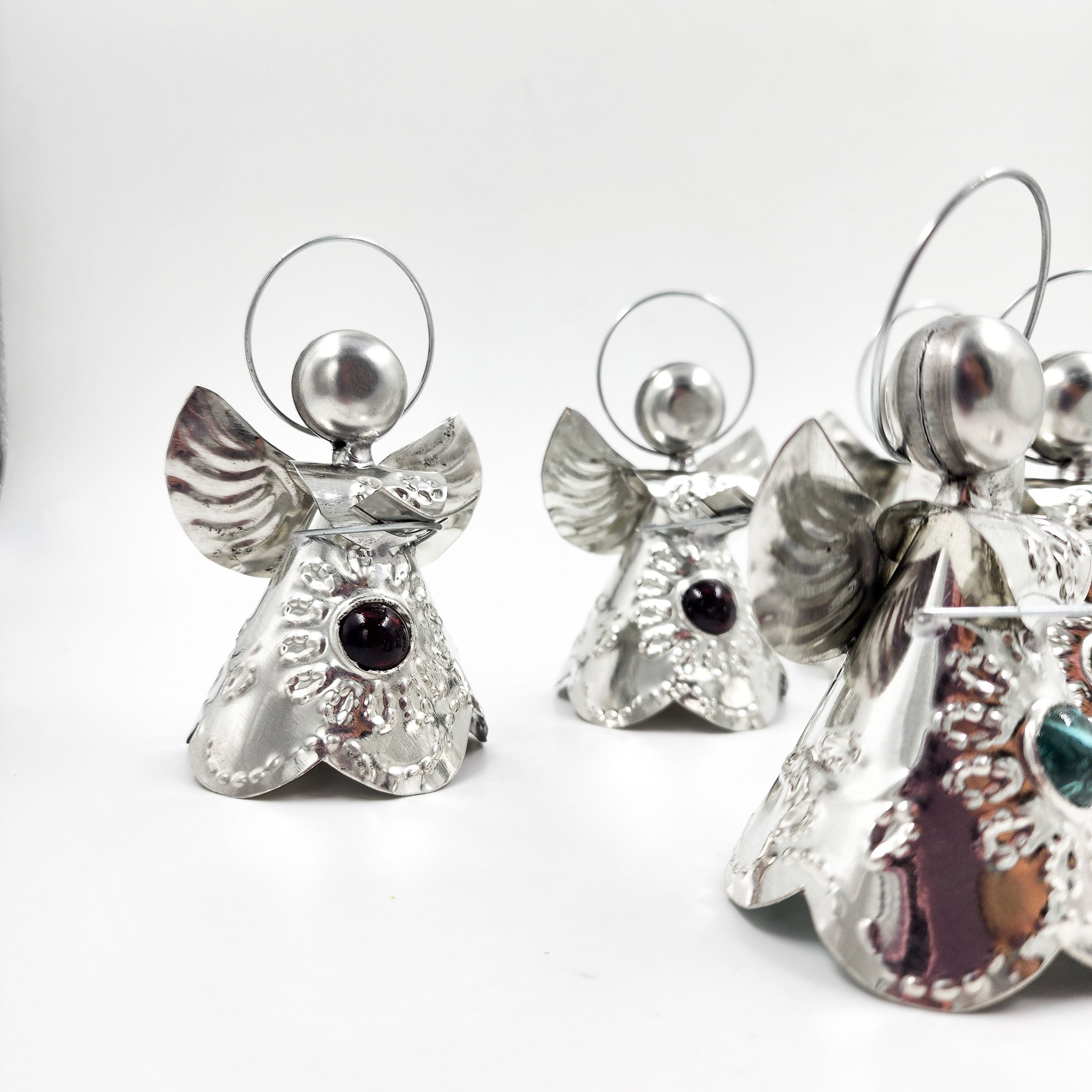 Angelitos de hojalata con canica de vidrio