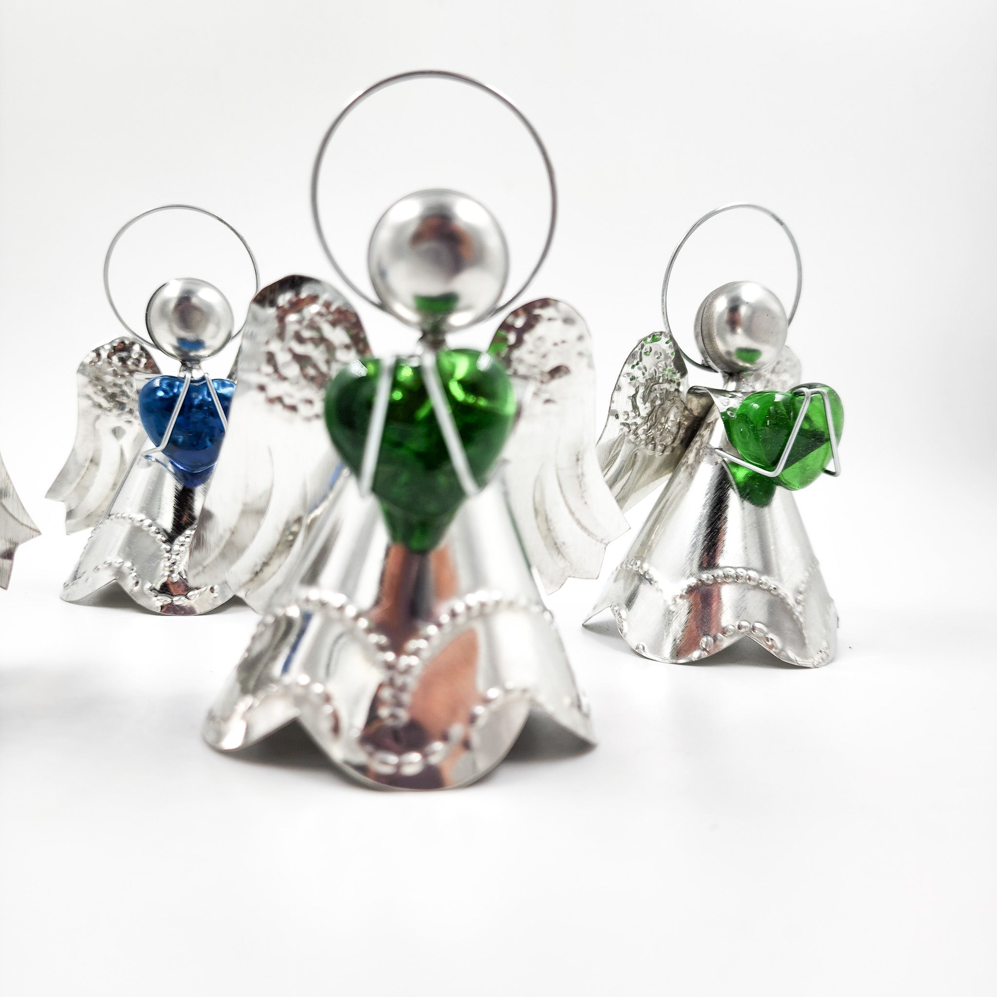 Angelitos de hojalata con corazón de vidrio soplado