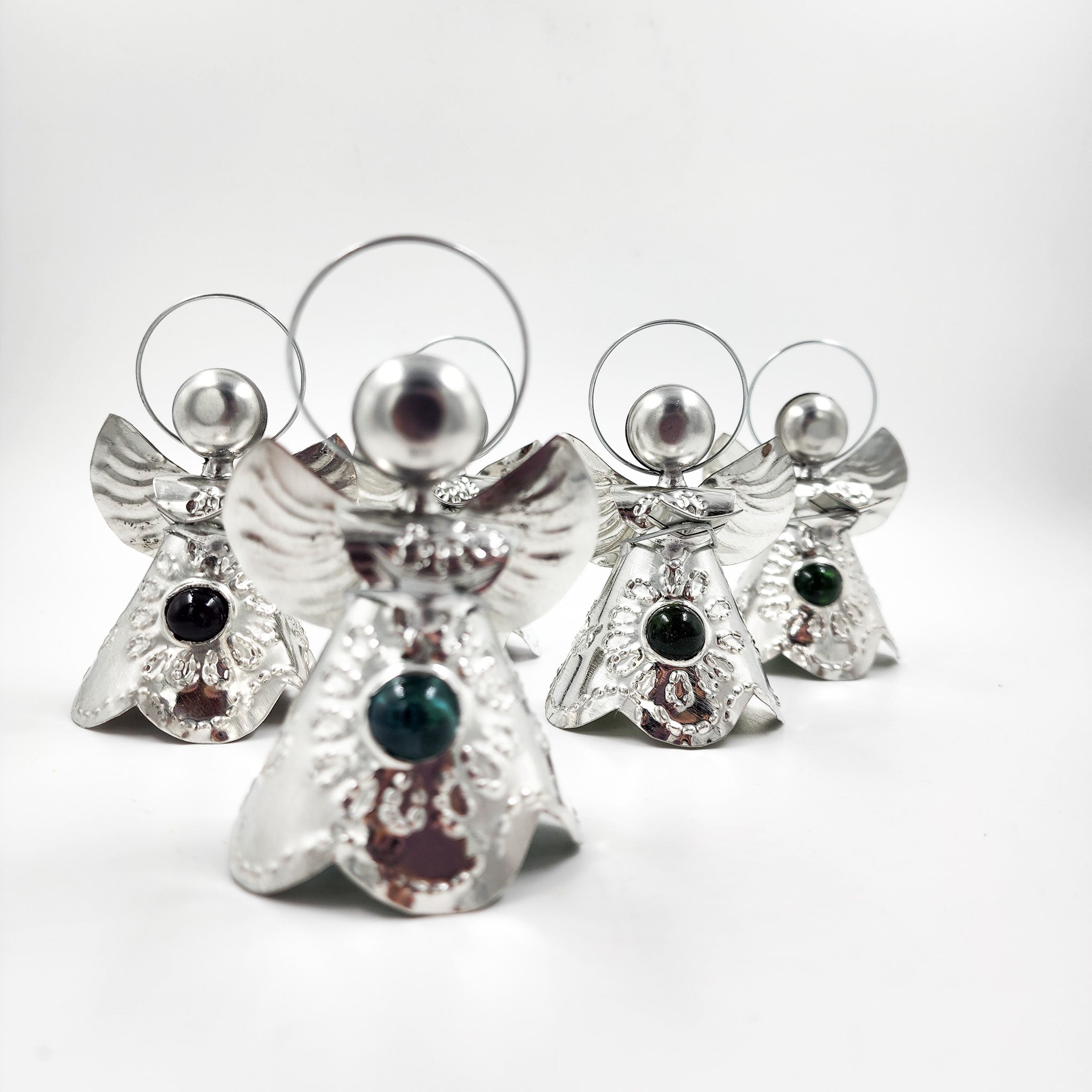 Angelitos de hojalata con canica de vidrio