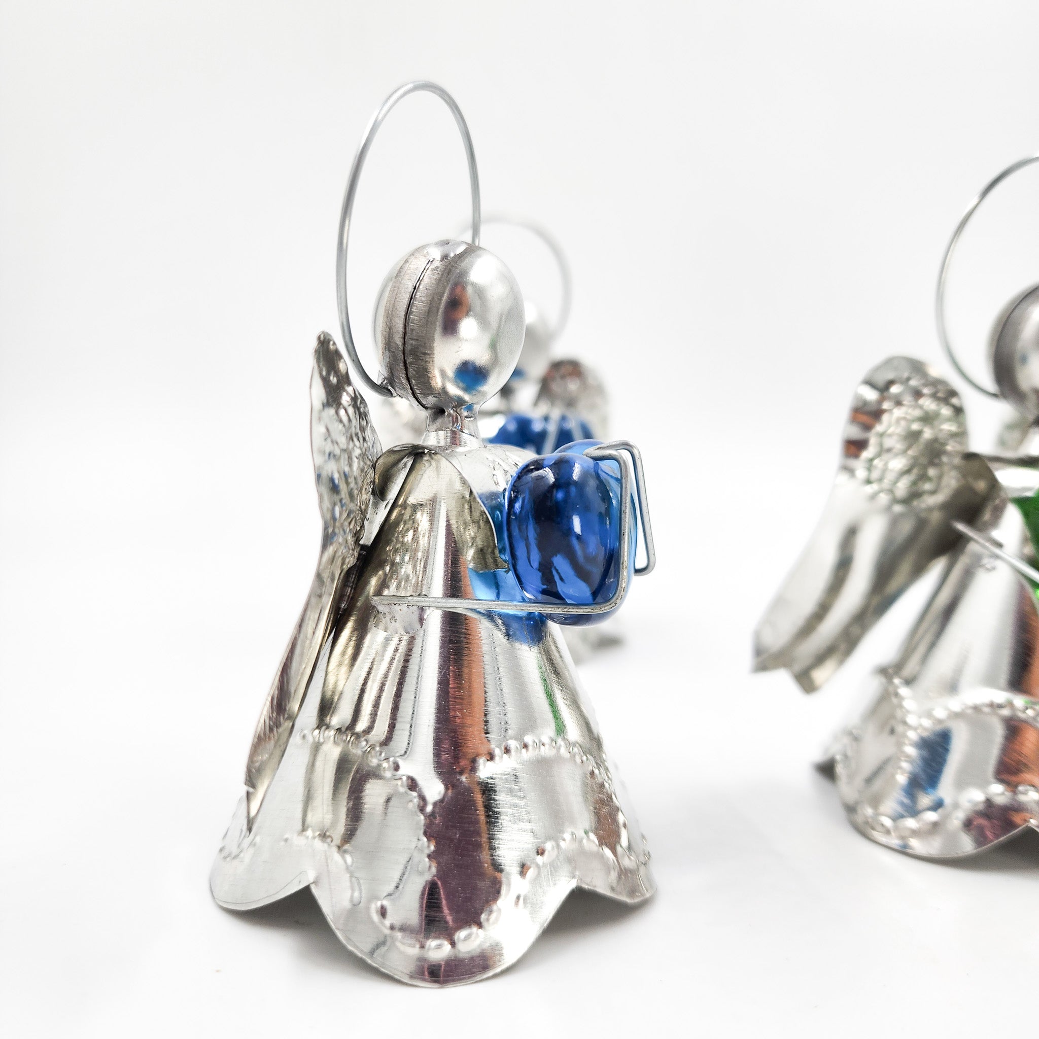 Angelitos de hojalata con corazón de vidrio soplado