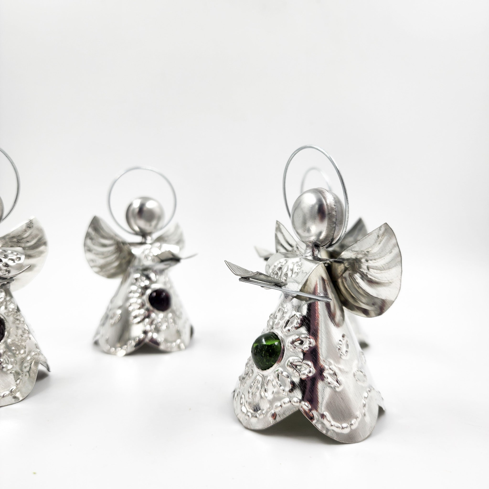 Angelitos de hojalata con canica de vidrio