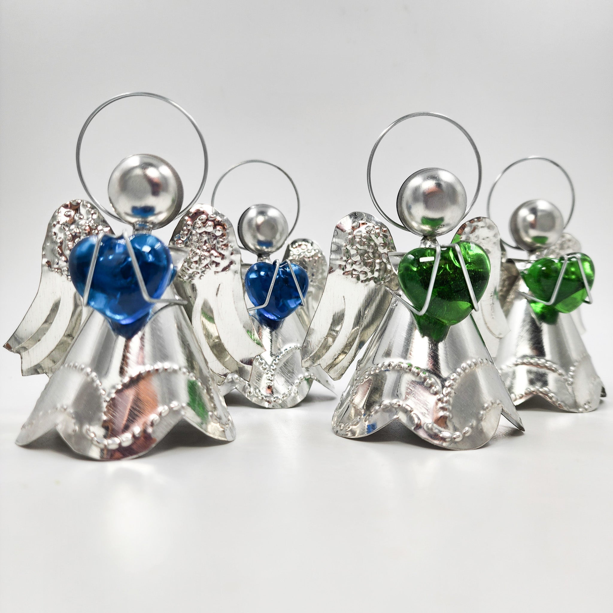 Angelitos de hojalata con corazón de vidrio soplado