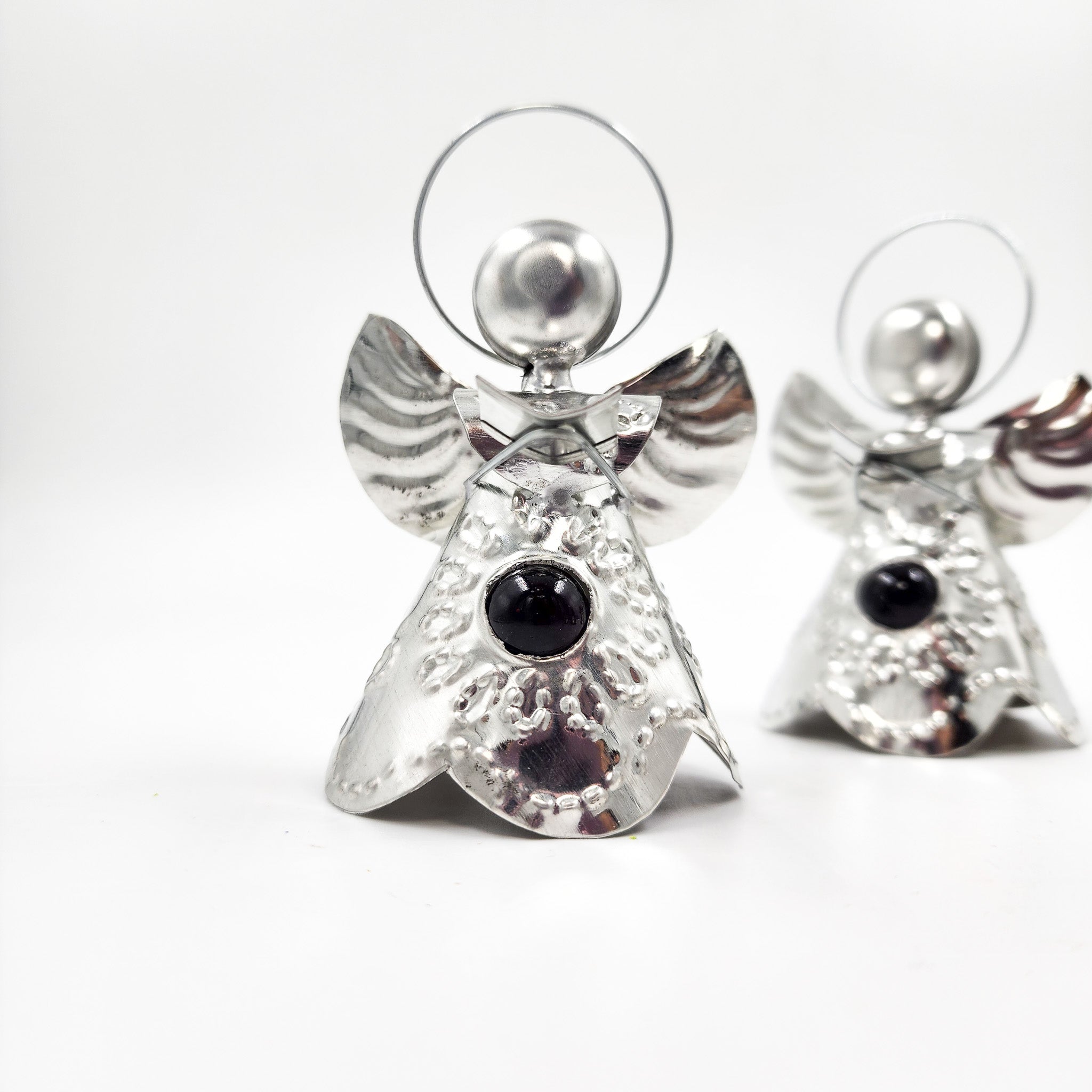 Angelitos de hojalata con canica de vidrio