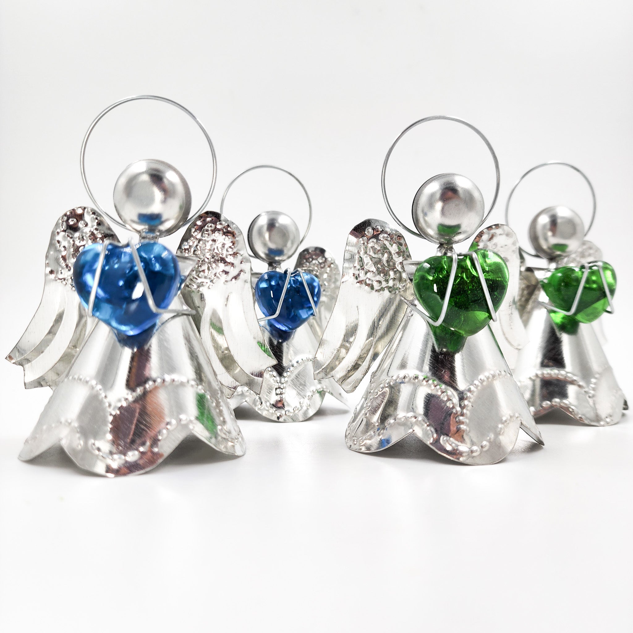 Angelitos de hojalata con corazón de vidrio soplado