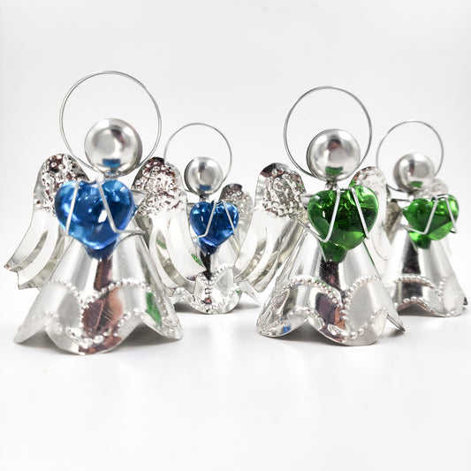 Angelitos de hojalata con corazón de vidrio soplado