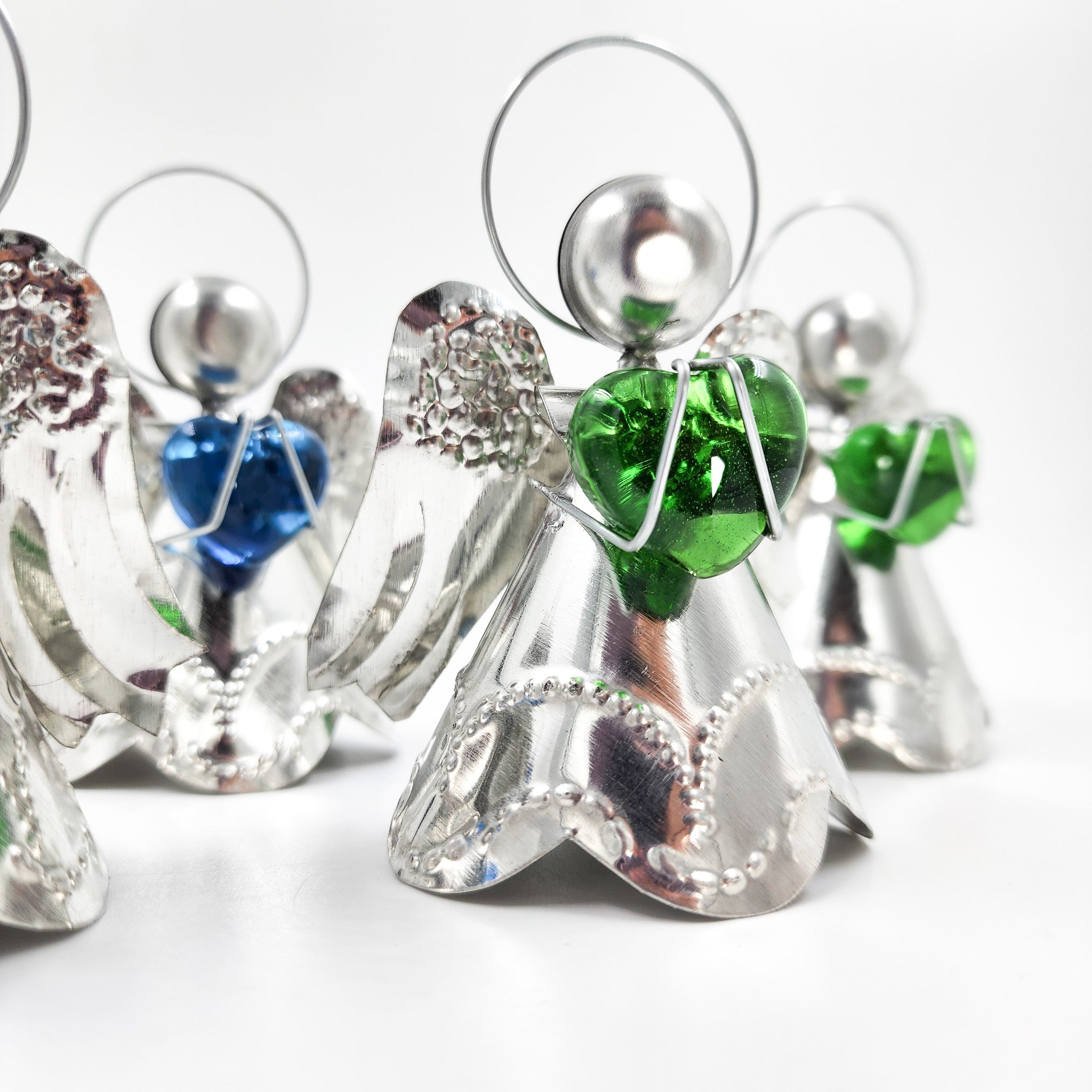 Angelitos de hojalata con corazón de vidrio soplado