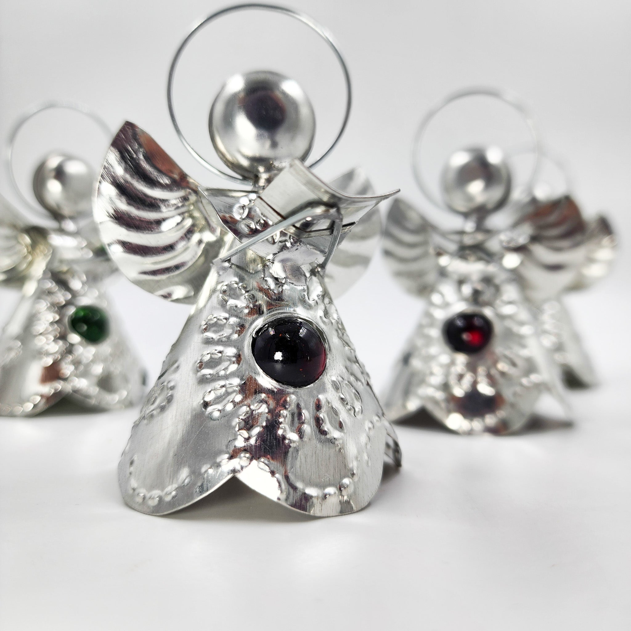 Angelitos de hojalata con canica de vidrio