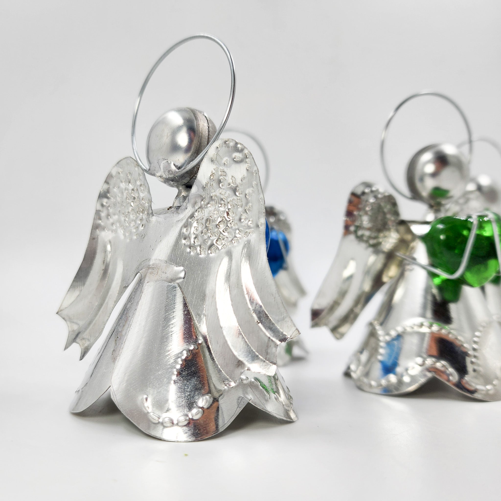 Angelitos de hojalata con corazón de vidrio soplado