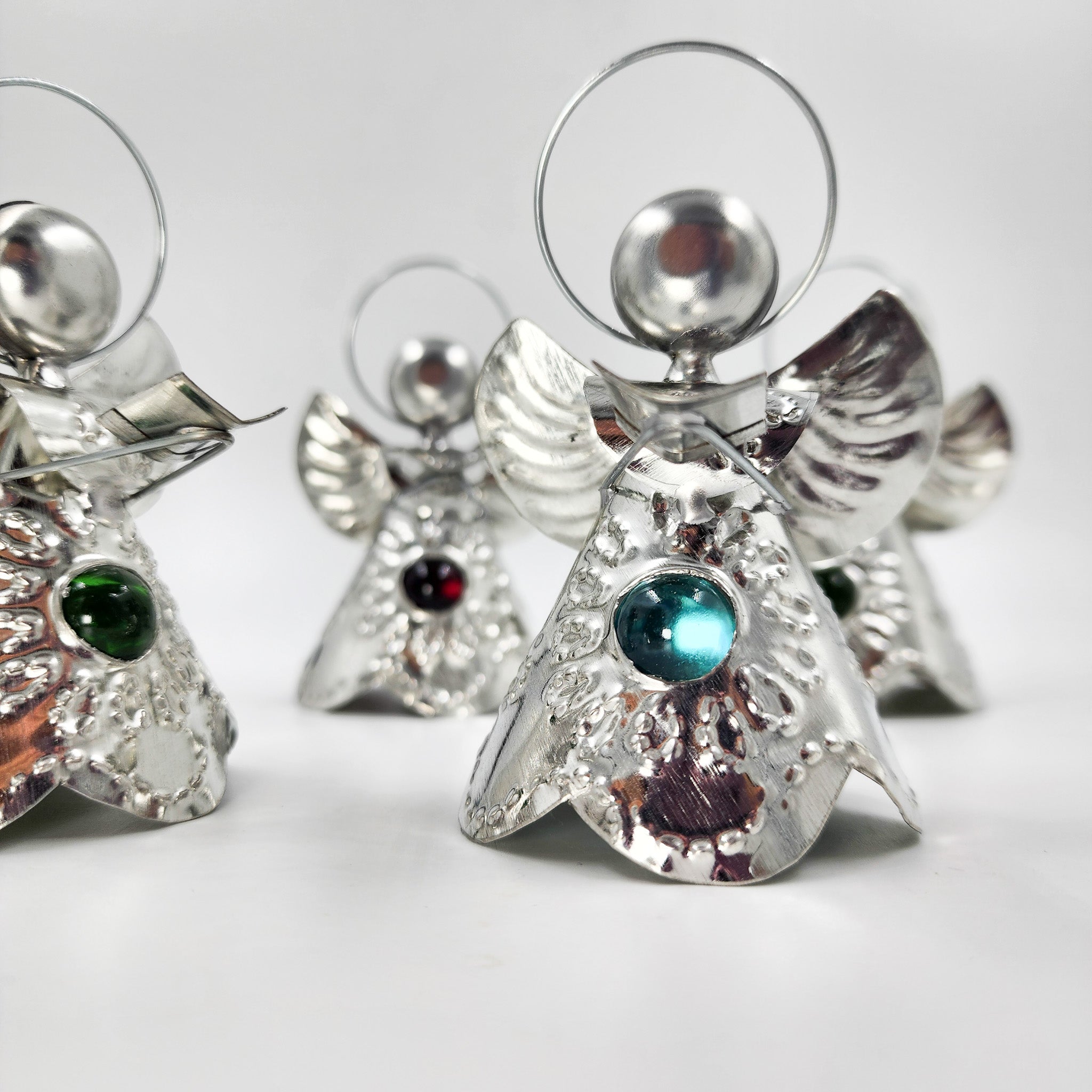 Angelitos de hojalata con canica de vidrio