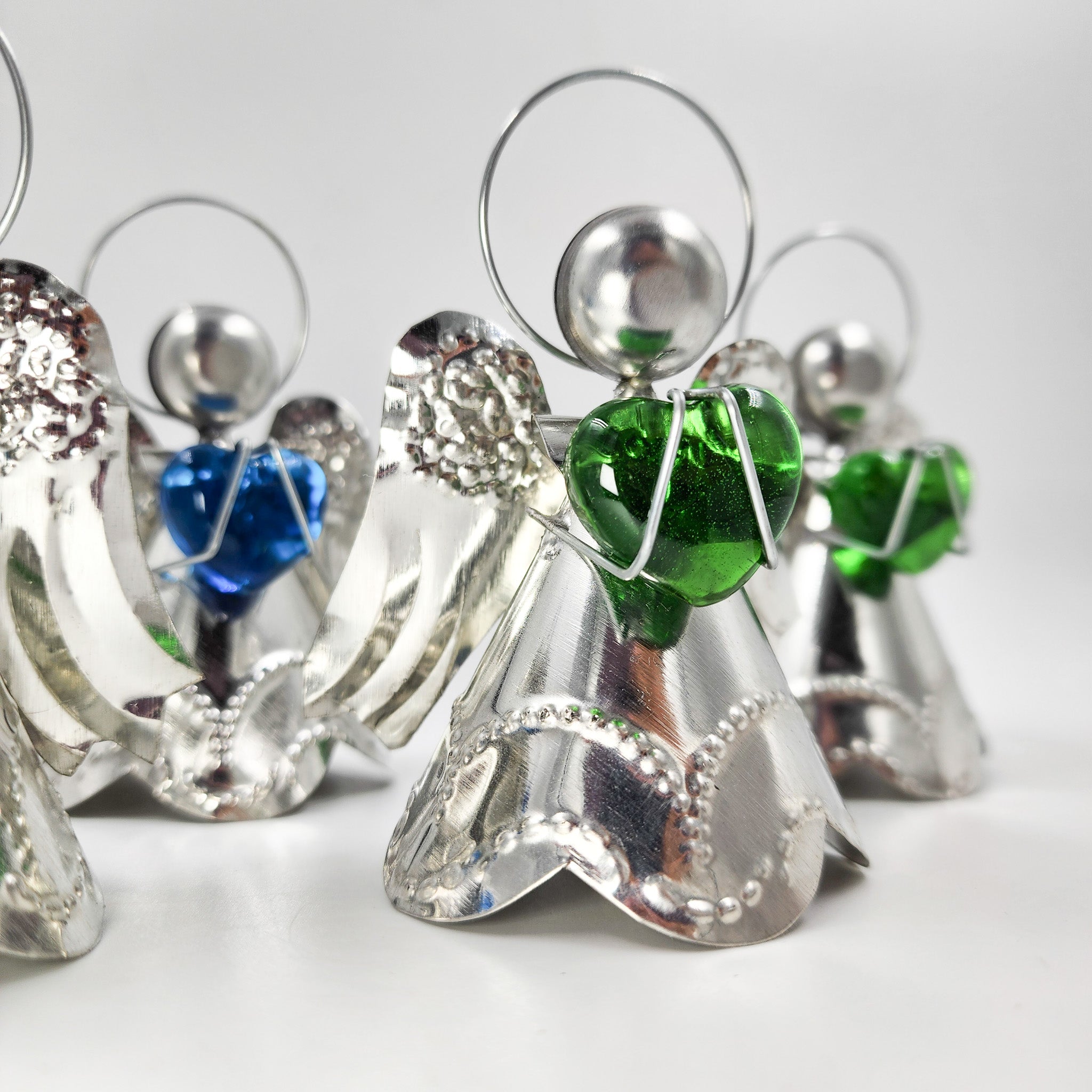 Angelitos de hojalata con corazón de vidrio soplado