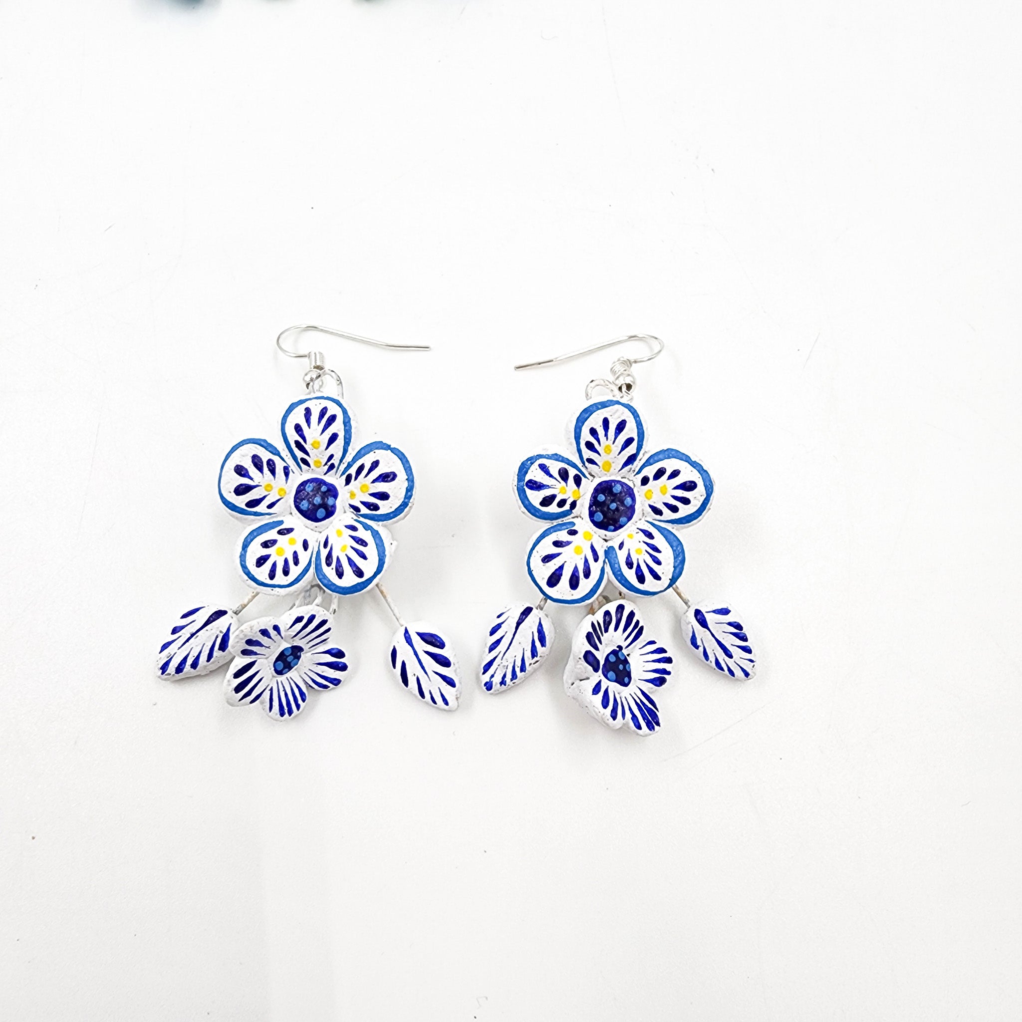 Aretes de flores en barro betus artesanal