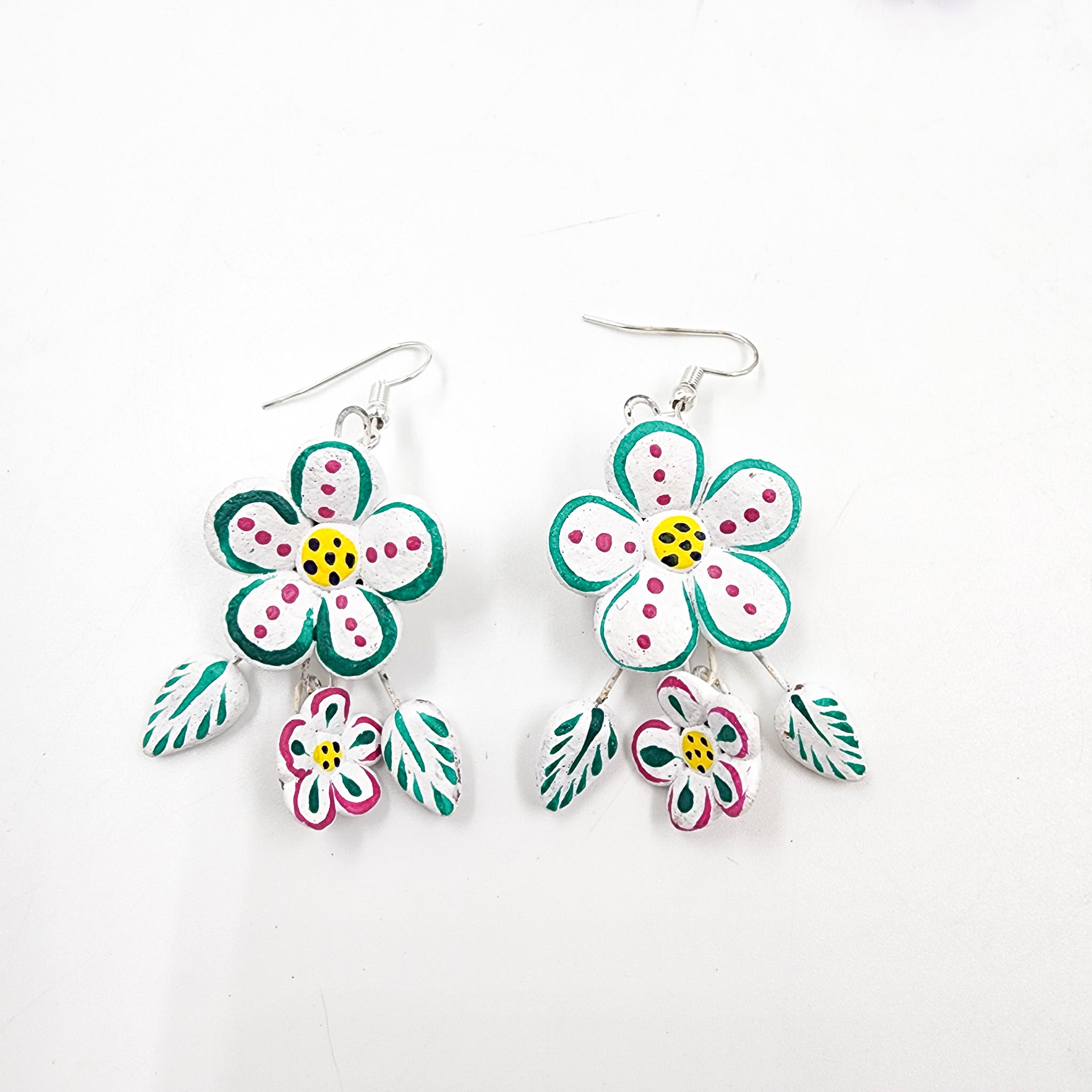 Aretes de flores en barro betus artesanal