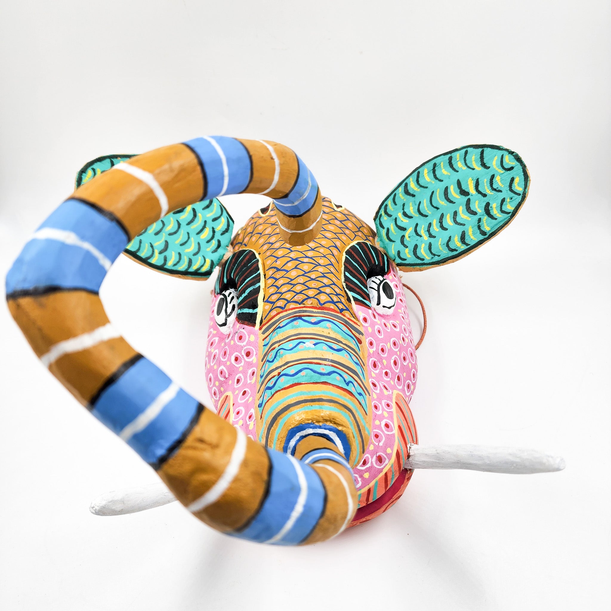 Máscara de elefante de madera Ocumicho