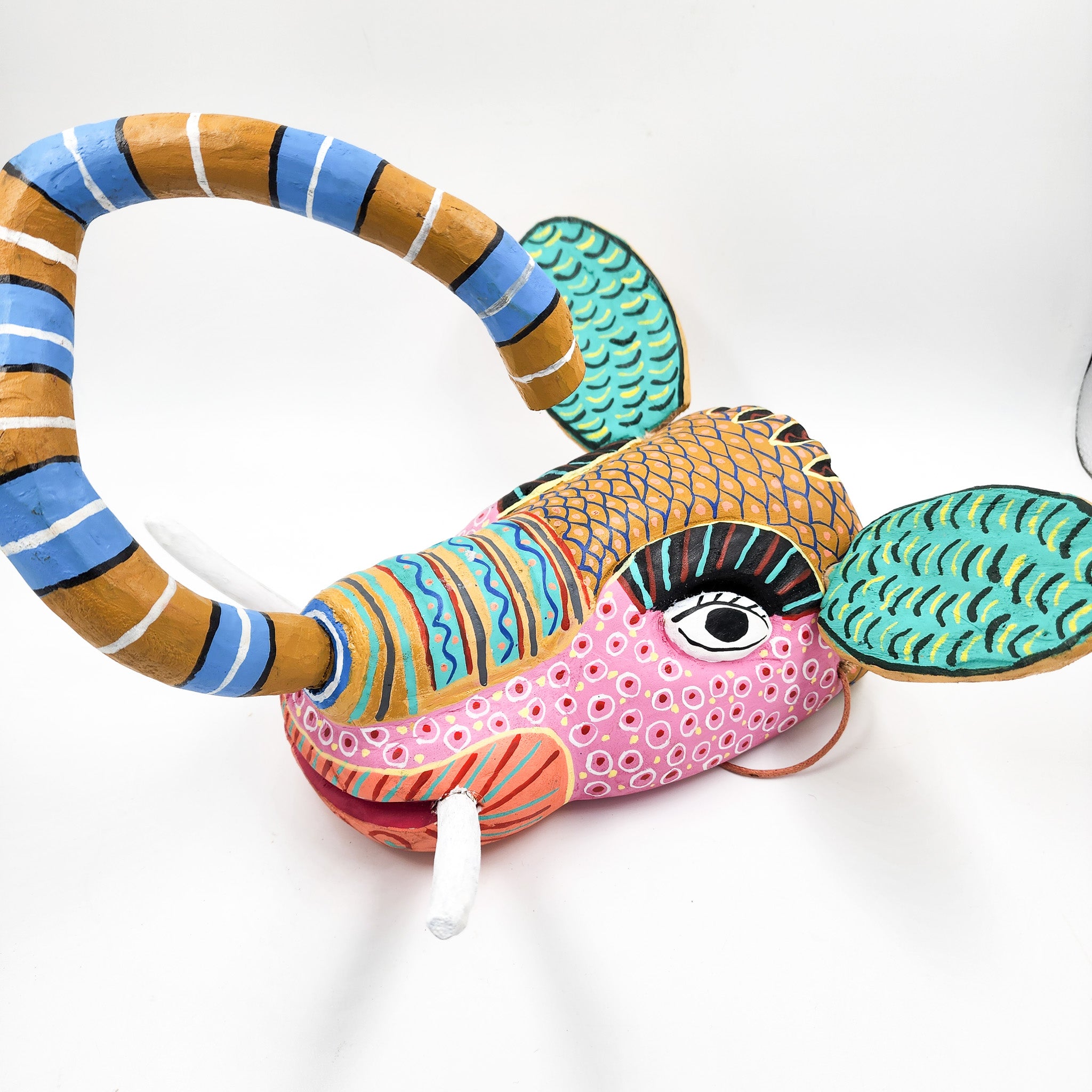 Máscara de elefante de madera Ocumicho