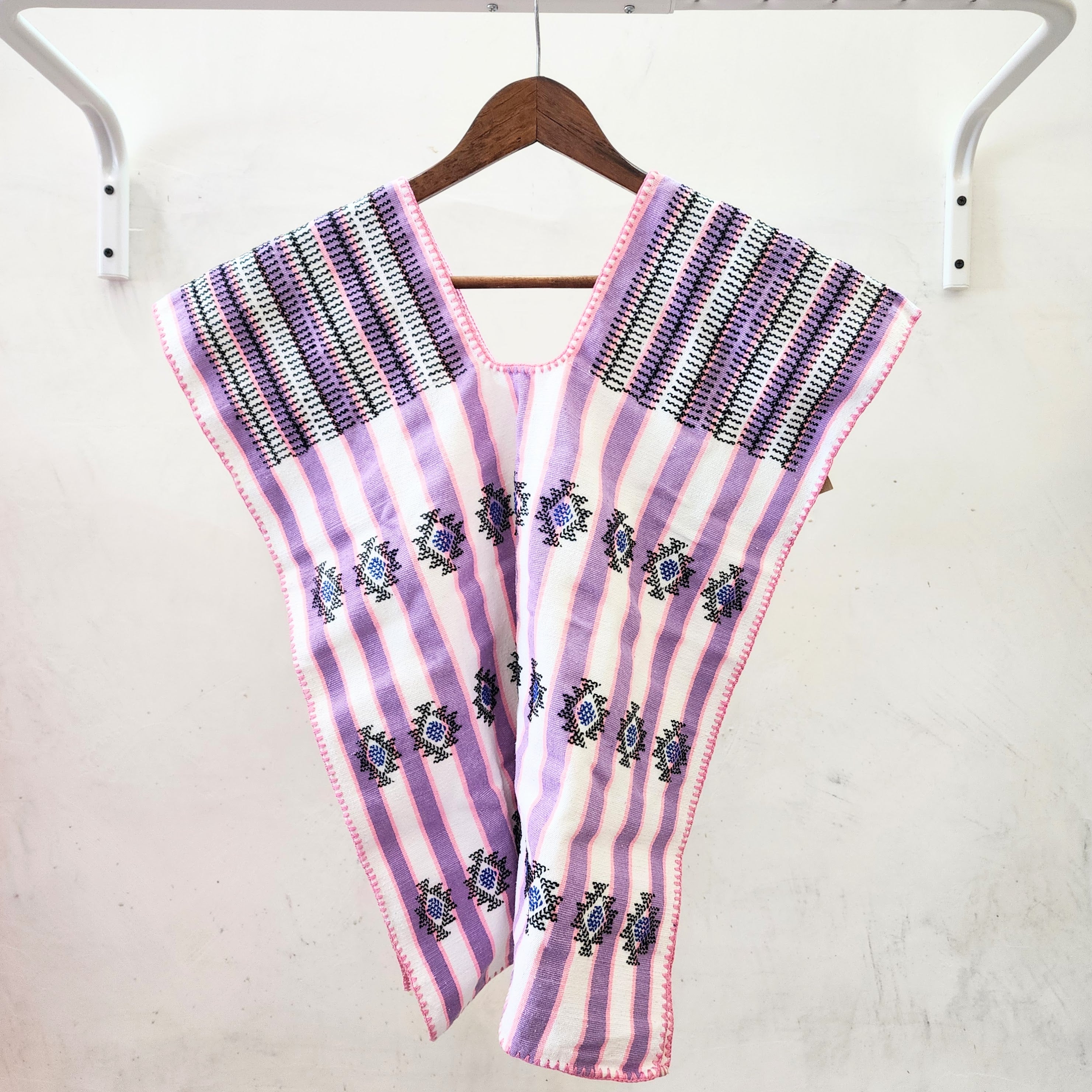 Blusa artesanal blanca con lila y brocados – Tejida en telar de cintura en Oaxaca